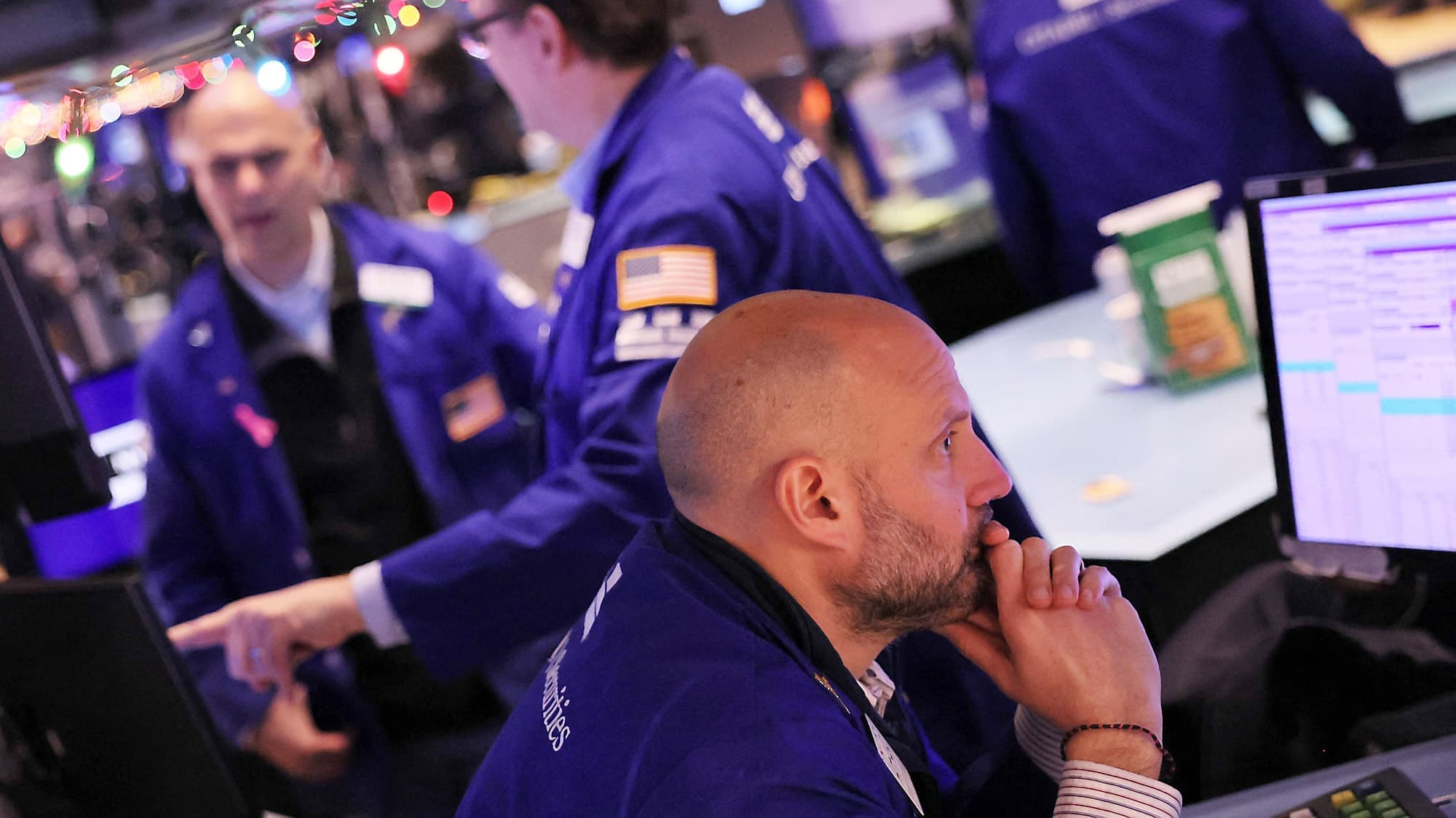 Des courtiers, sur le parquet de la Bourse, à New York, il y a quelques jours. La majorité des analystes prévoient que le S&P 500, l’indice boursier le plus important de Wall Street, connaîtra une légère croissance au cours des douze prochains mois.