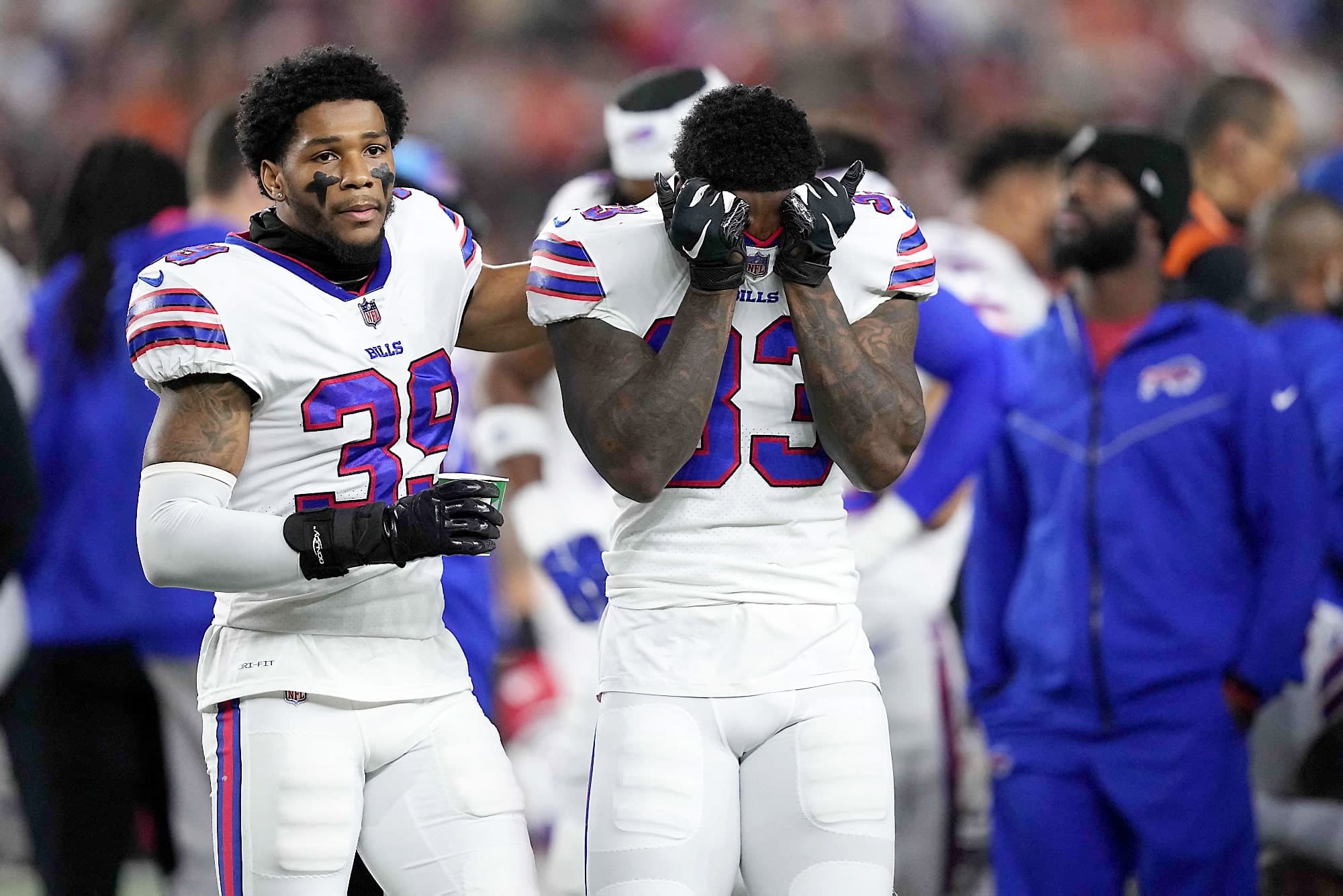 Les joueurs des Bills étaient sous le choc à la suite de la chute soudaine de leur coéquipier Damar Hamlin.