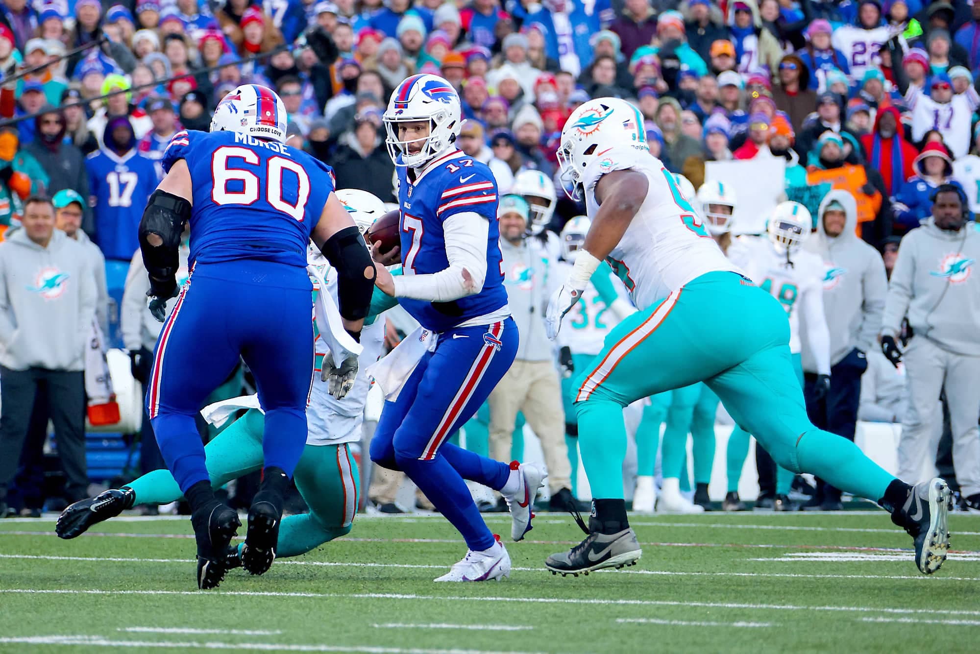 Le centre des Bills Mitch Morse (60) s’est avoué vaincu sur cette séquence où son quart-arrière, Josh Allen, a été plaqué par les joueurs des Dolphins.