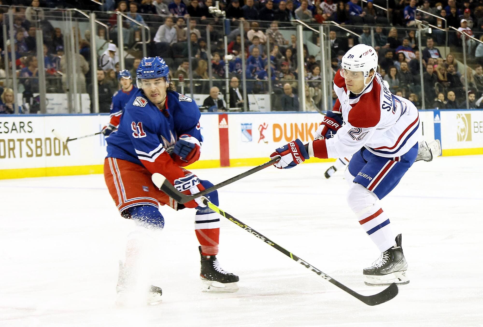 Le match du 15 janvier contre les Rangers, à New York, a probablement été le dernier de la première saison dans la LNH de Juraj Slafkovsky. Samuel Blais a tenté de contrer son tir sur cette séquence.
