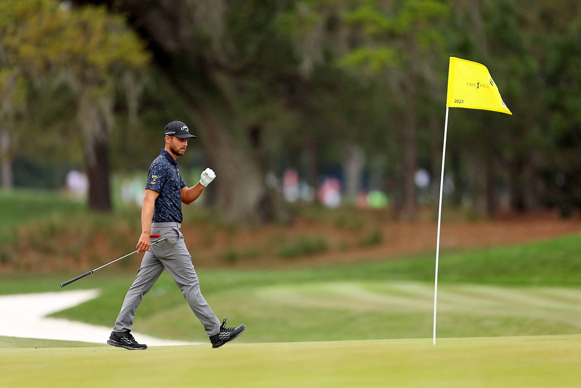 Adam Svensson montre sa satisfaction après avoir réalisé un oiselet au 11e trou lors de la deuxième ronde du Championnat des joueurs de la PGA.