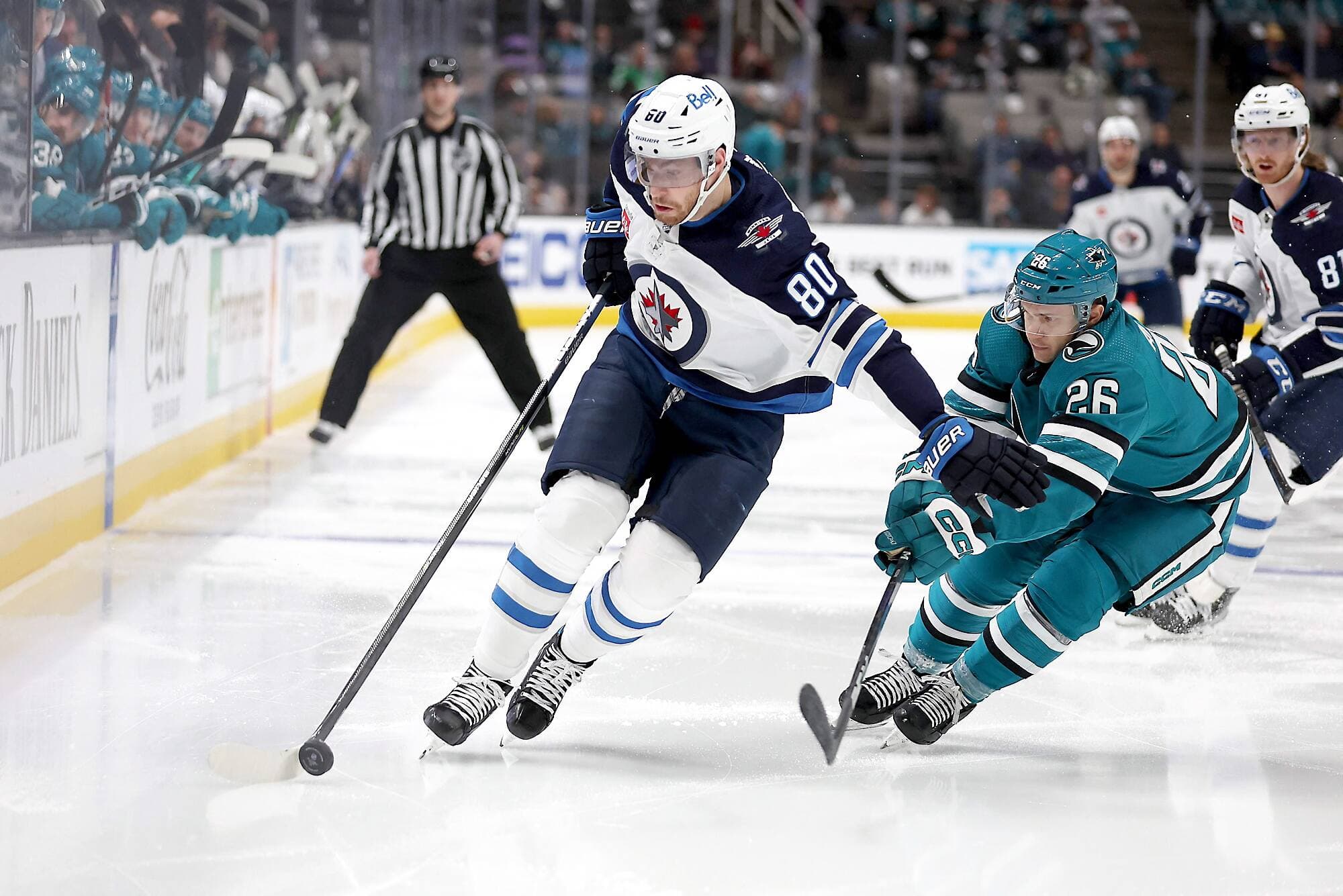 Pierre-Luc Dubois patine en possession de la rondelle contre les Sharks de San Jose.