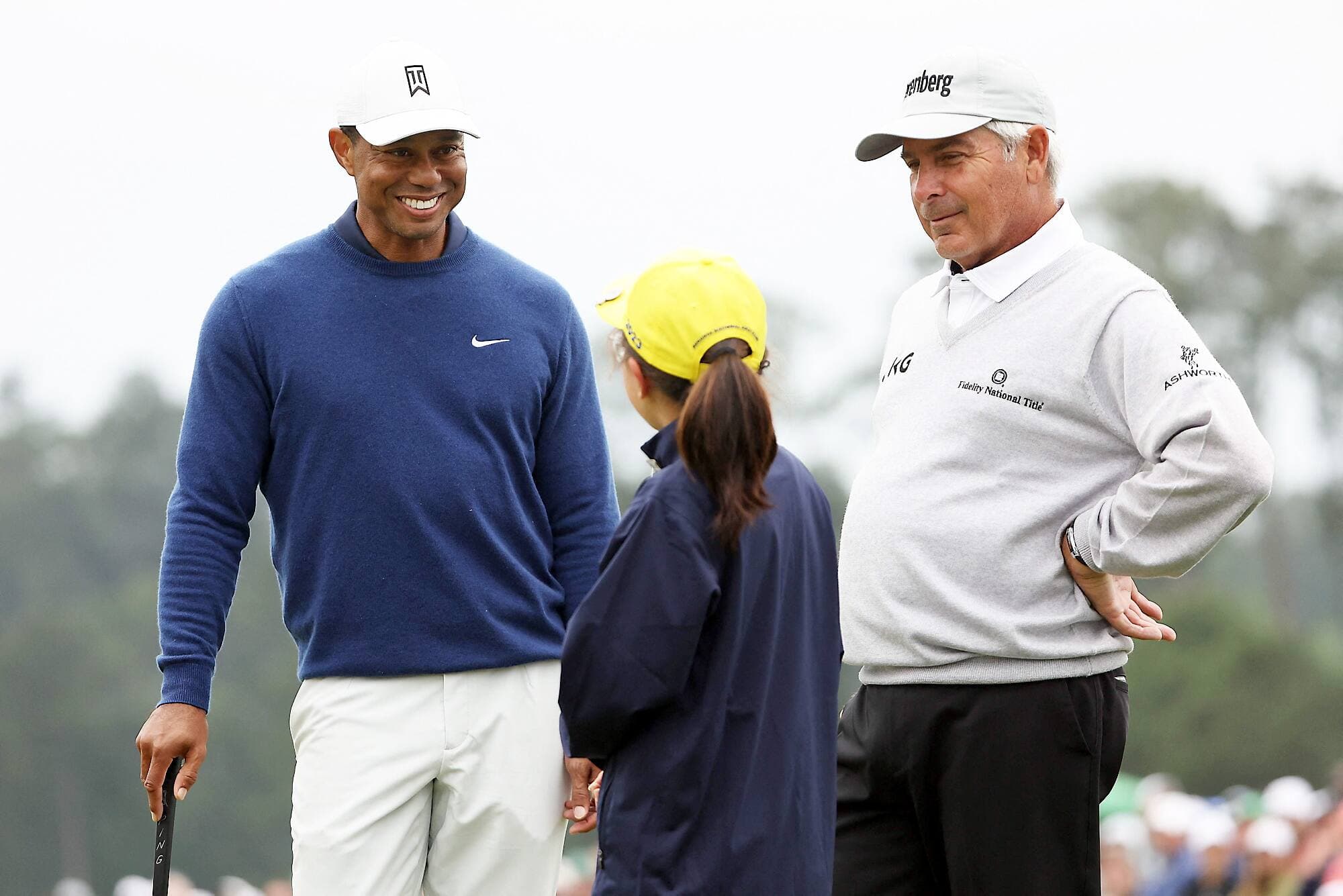 Tiger Woods et Fred Couples ont discuté, lundi, avec la championne du groupe des 7-9 ans, Ashley Kim.