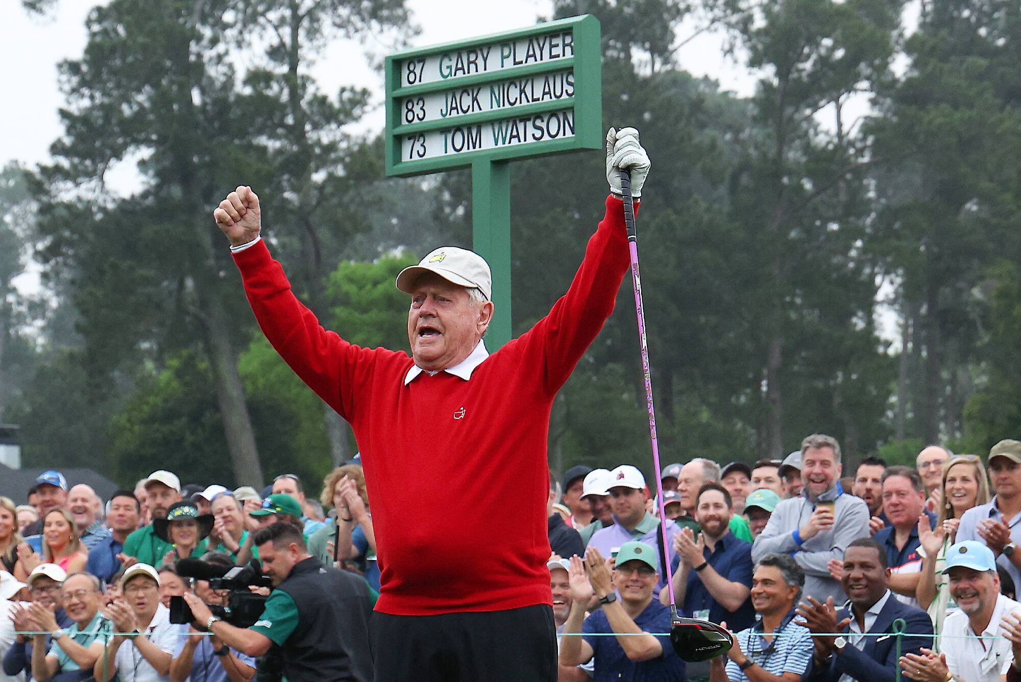 C’est un Jack Nicklaus en grande forme qui s’est présenté sur le parcours du Augusta National, hier. Après un coup de départ, le légendaire golfeur s’est amusé avec la foule en levant les bras dans les airs, fier de sa réussite.