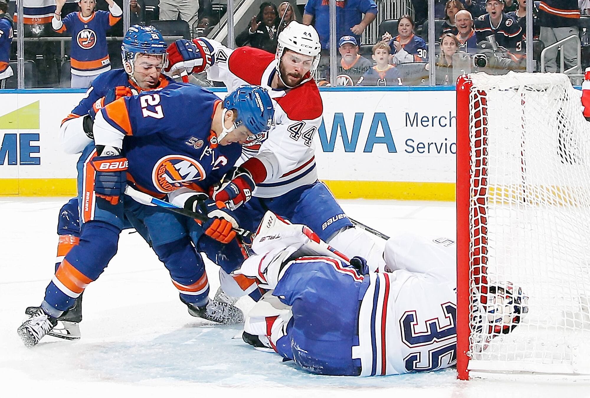 Malgré plusieurs bons arrêts de Samuel Montembeault (dont sur cette séquence en deuxième période contre Anders Lee), le Canadien a été renversé par les Islanders mercredi.