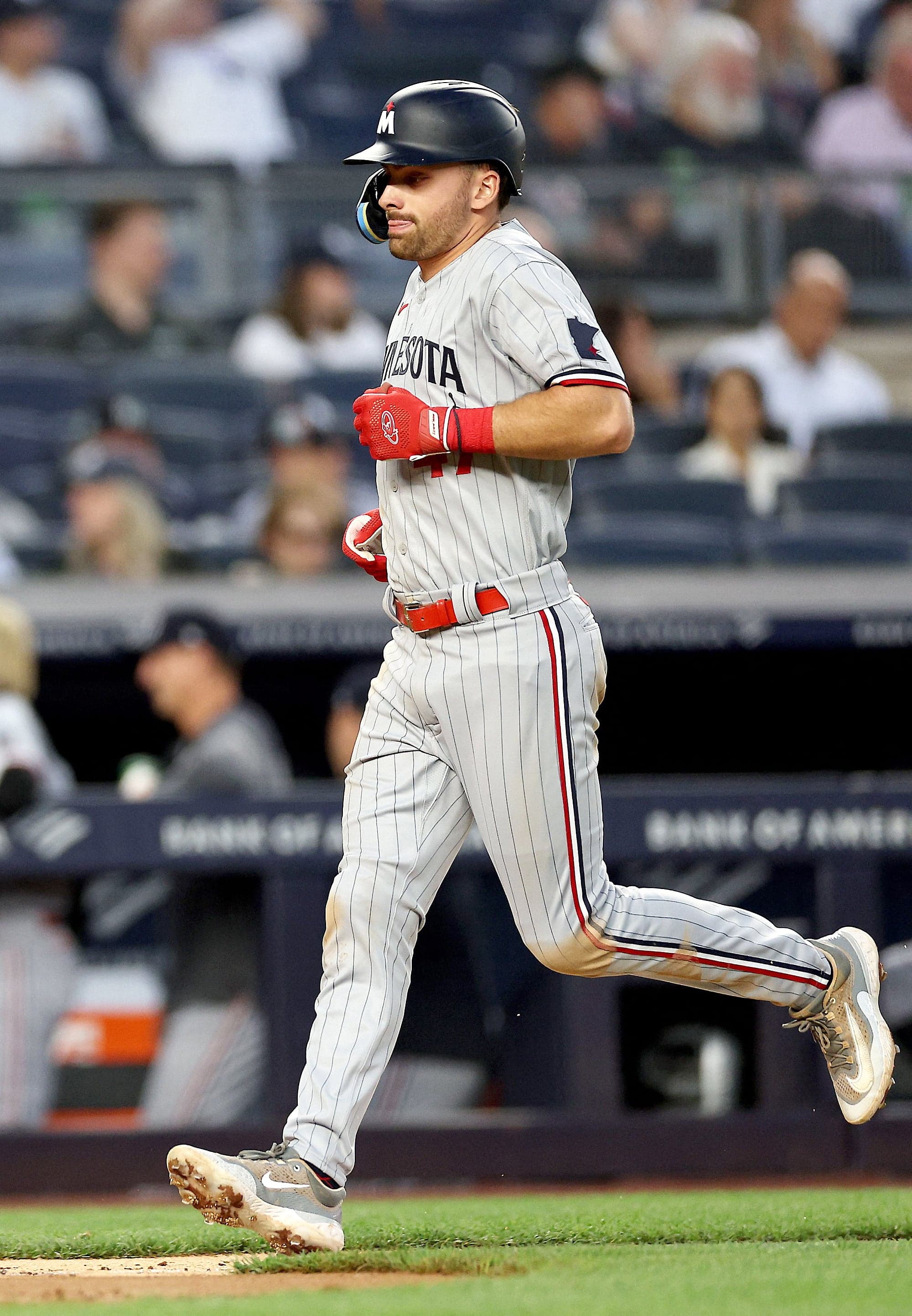 Édouard Julien contourne les sentiers après son premier circuit en carrière dans les ligues majeures, le 13 avril, contre les Yankees de New York.