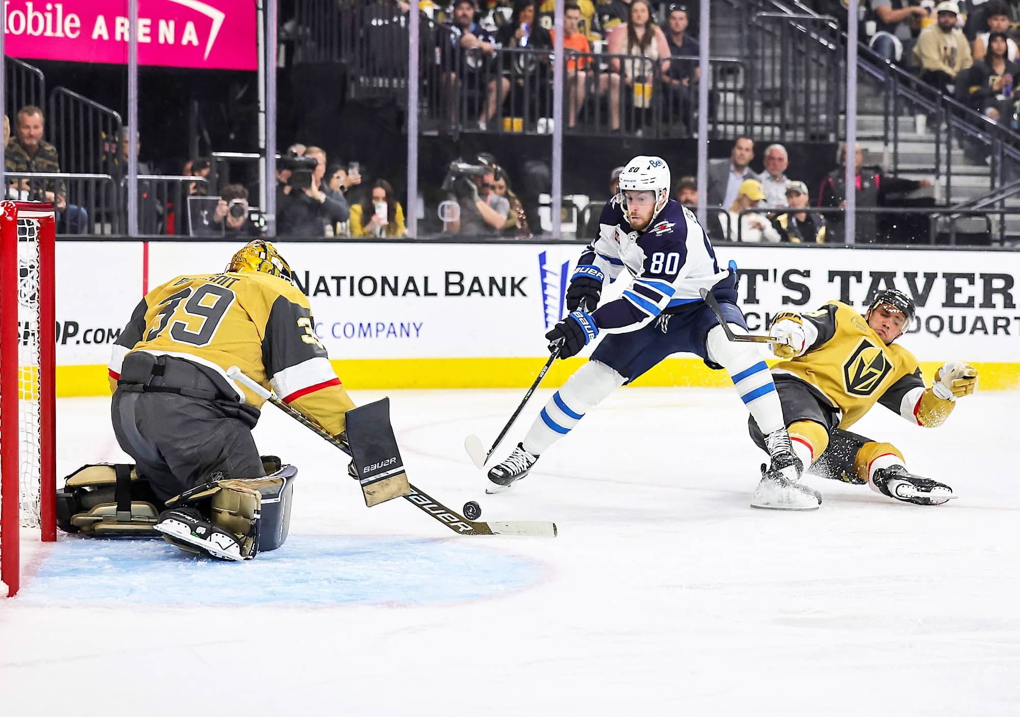 Pierre-Luc Dubois manœuvre près du filet de Laurent Brossoit avant de prendre un tir, qui est repoussé par le gardien des Golden Knights, mardi dernier, lors du premier match de la série à Vegas.