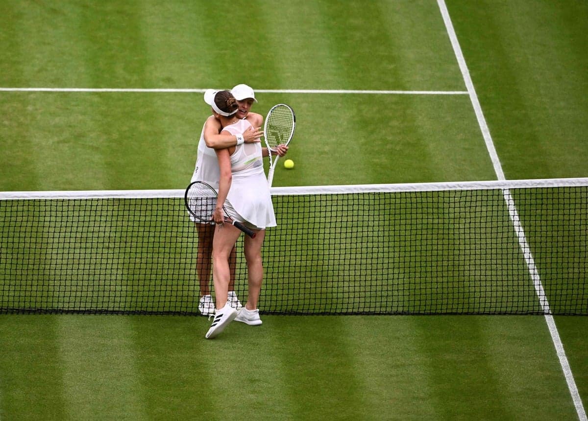 Après le match, Elina Svitolina et Iga Swiatek (de face) se sont fait une longue accolade au filet.