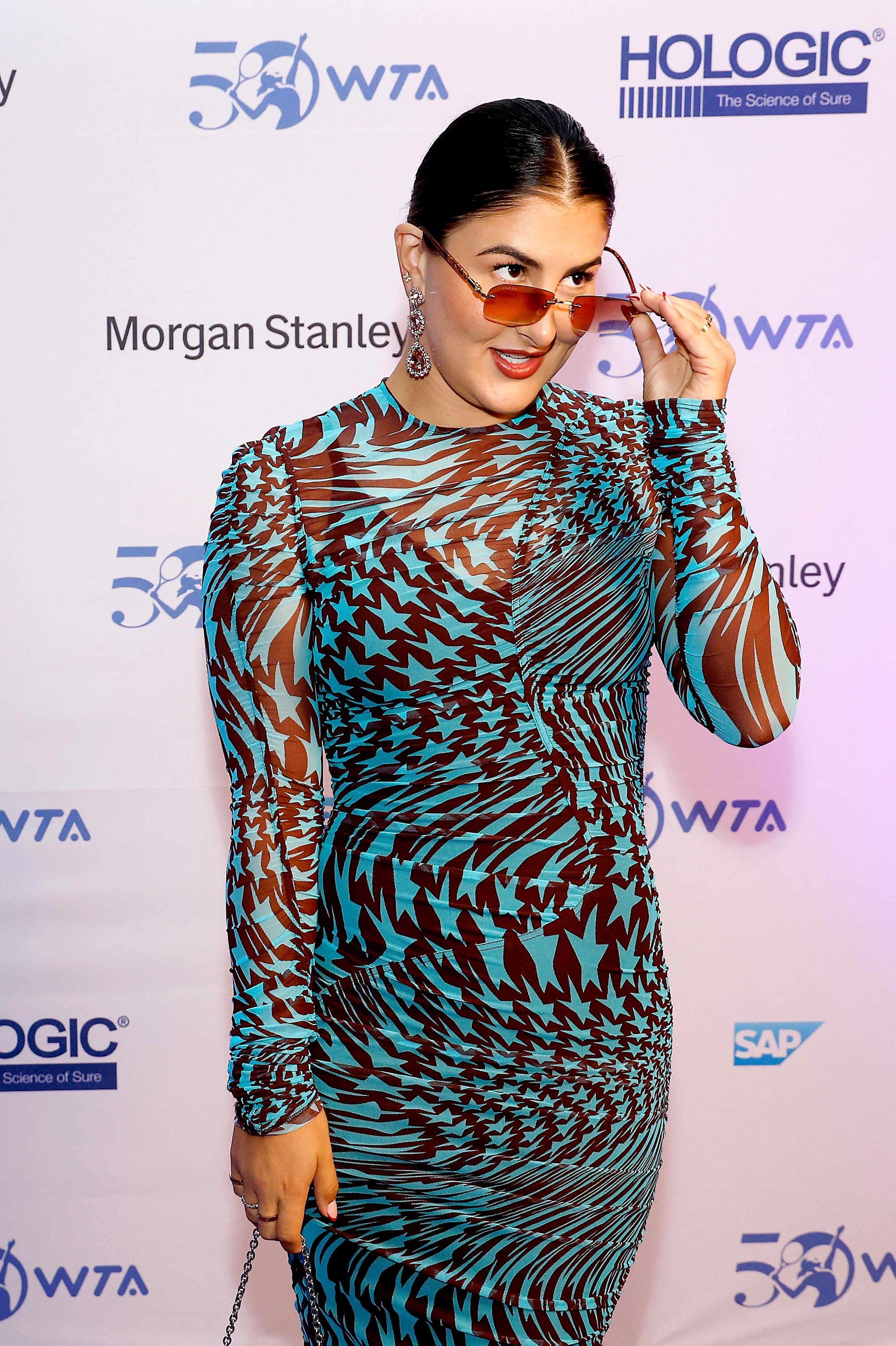 Bianca Andreescu faisait partie des joueuses qui ont participé au gala célébrant le 50e anniversaire de la WTA, au Ziegfeld Ballroom de New York, vendredi soir.