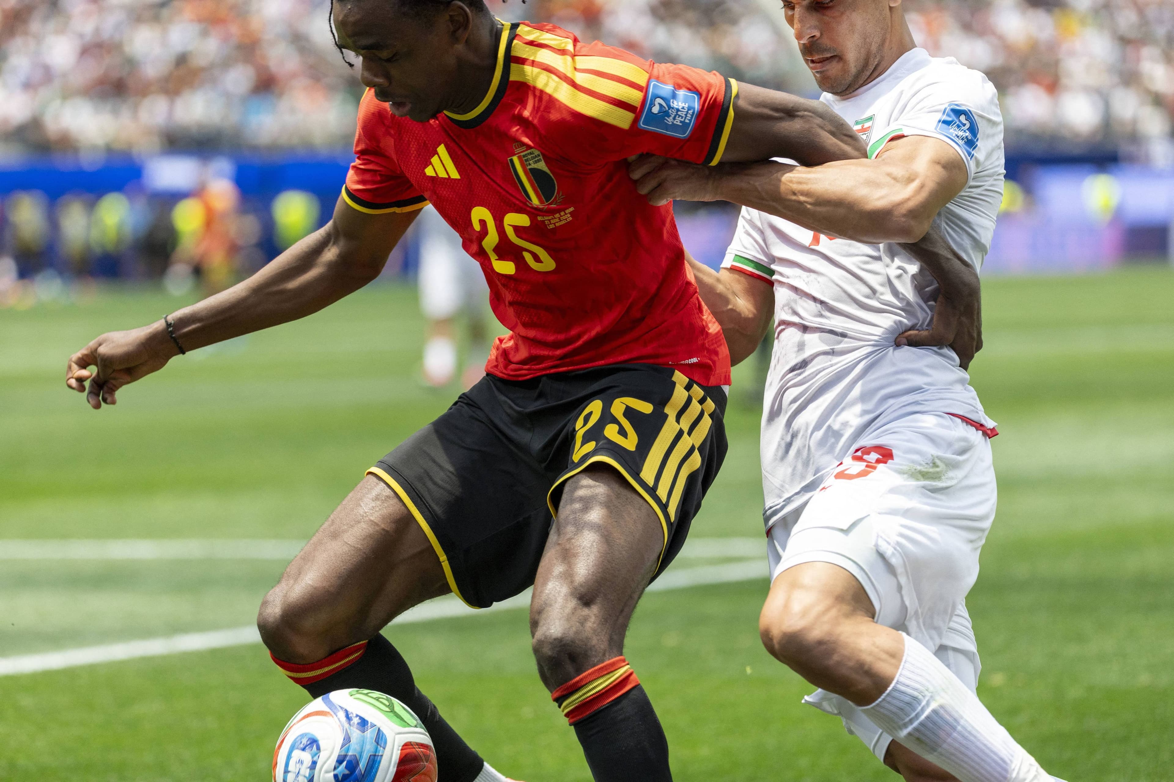 Le défenseur belge Nathan Ngoy, qui porte le numéro 25, a été expulsé à la 66e minute du match entre la Belgique et l'Iran à la Coupe du mone, dimanche.