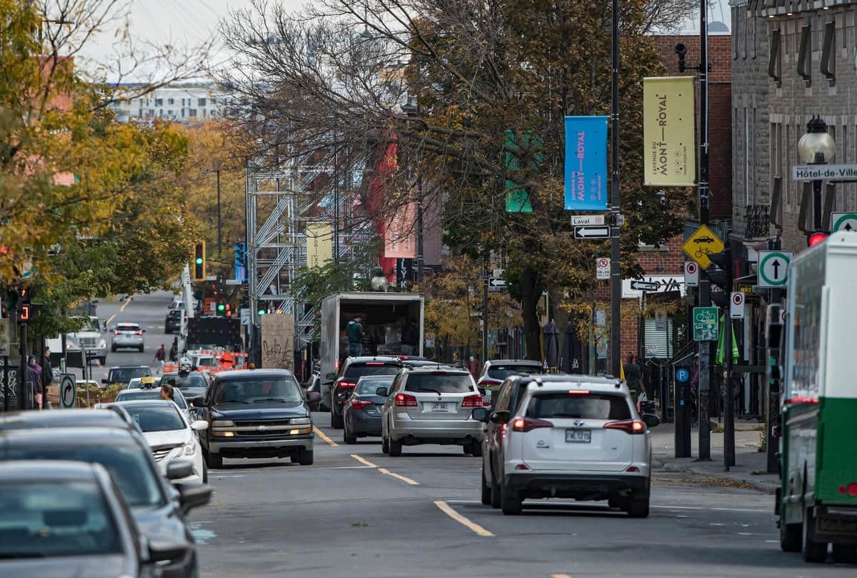 L’Avenue Mont-Royal est complètement réouverte à la circulation automobile, à Montréal, mardi le 6 octobre 2020. L’Avenue Mont-Royal a été transformée en rue piétonne tout l’été. JOEL LEMAY/AGENCE QMI