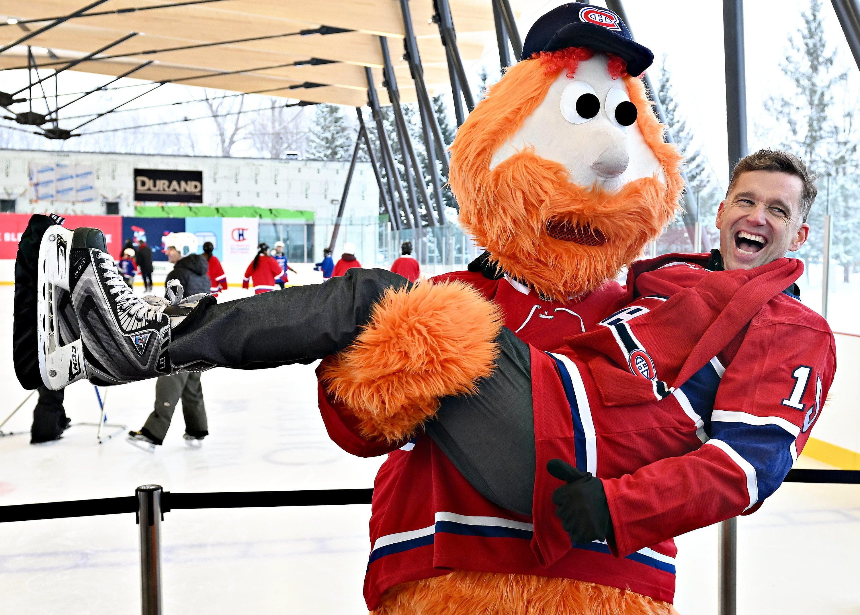 Le maire de Québec, Bruno Marchand, n’a pas seulement enfilé le chandail bleu-blanc-rouge du Canadien à quelque 3 km de l’ancien Colisée, il s’est aussi fait soulever par Youppi!, mardi, lors de l’inauguration de la patinoire Bleu blanc bouge au parc Victoria.
JOURNAL DE QUEBEC/AGENCE QMI)