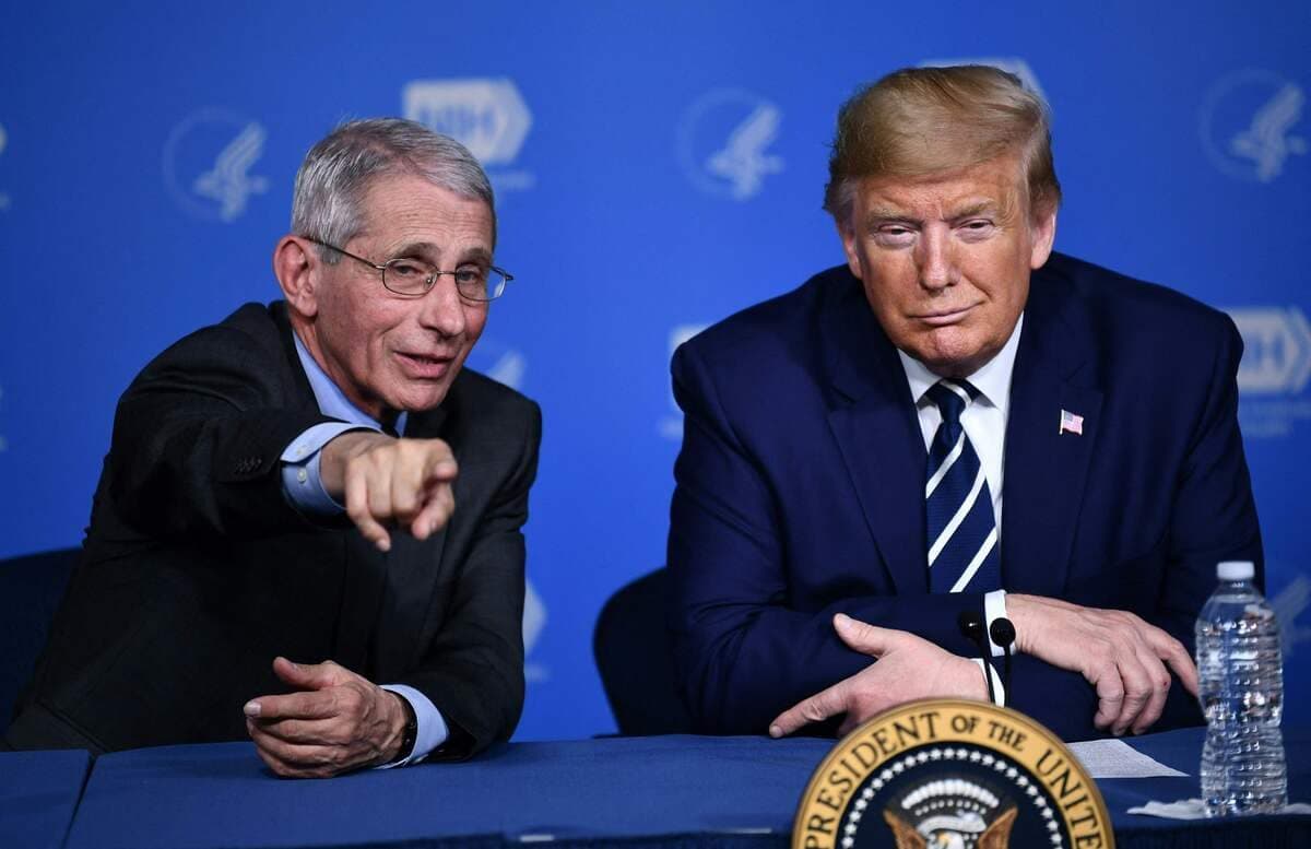 Anthony Fauci, qui a dirigé l’Institut national américain des maladies infectieuses (NIAID) pendant 38 ans, en compagnie de Donald Trump dans son premier mandat. Le nouveau président s’attaque aux NIH, ce qui ébranle la communauté scientifique américaine.