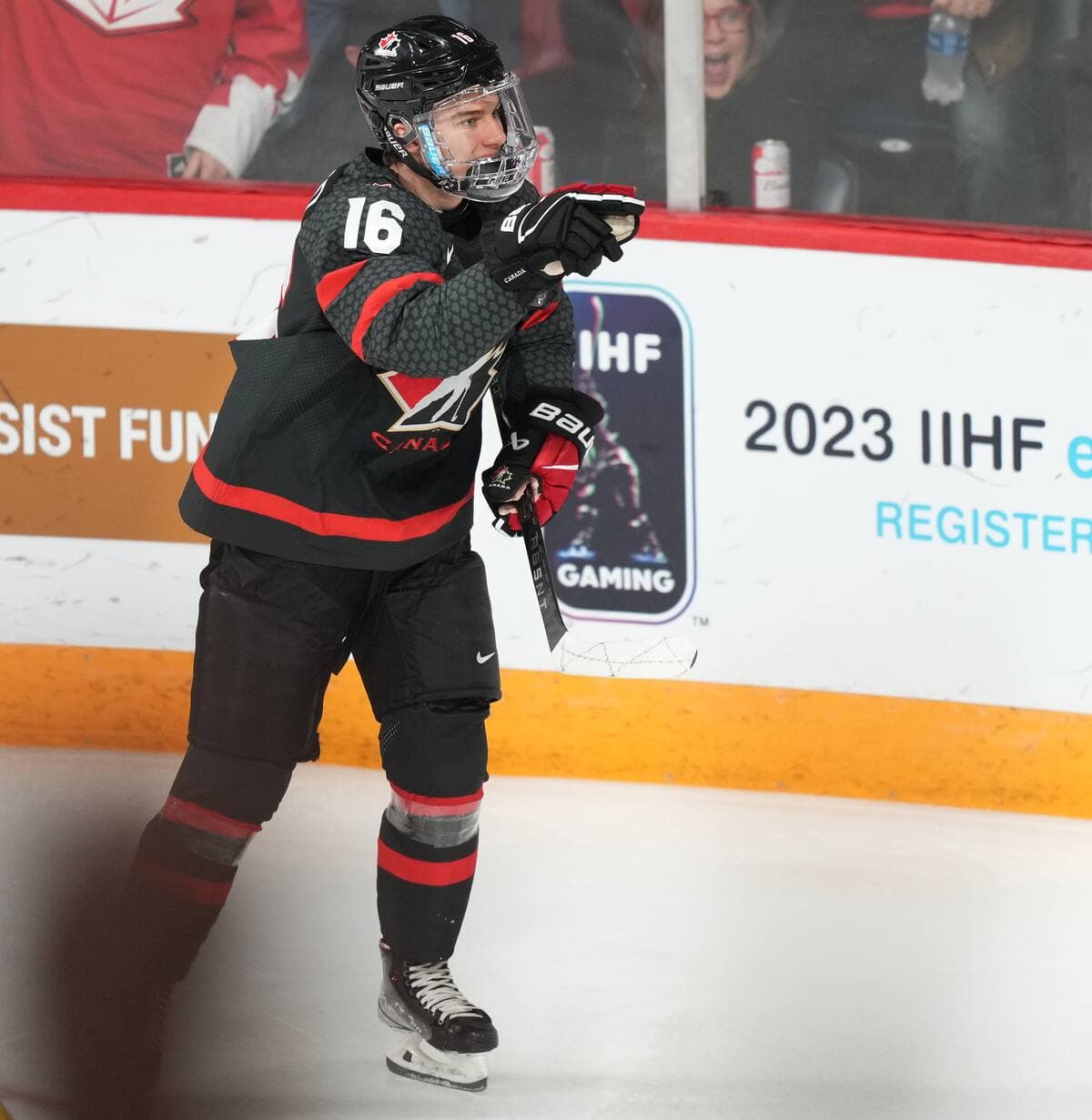 Connor Bedard a de nouveau mené la charge pour le Canada, samedi, avec quatre mentions d’aide dans une victoire de 5-1 sur la Suède.