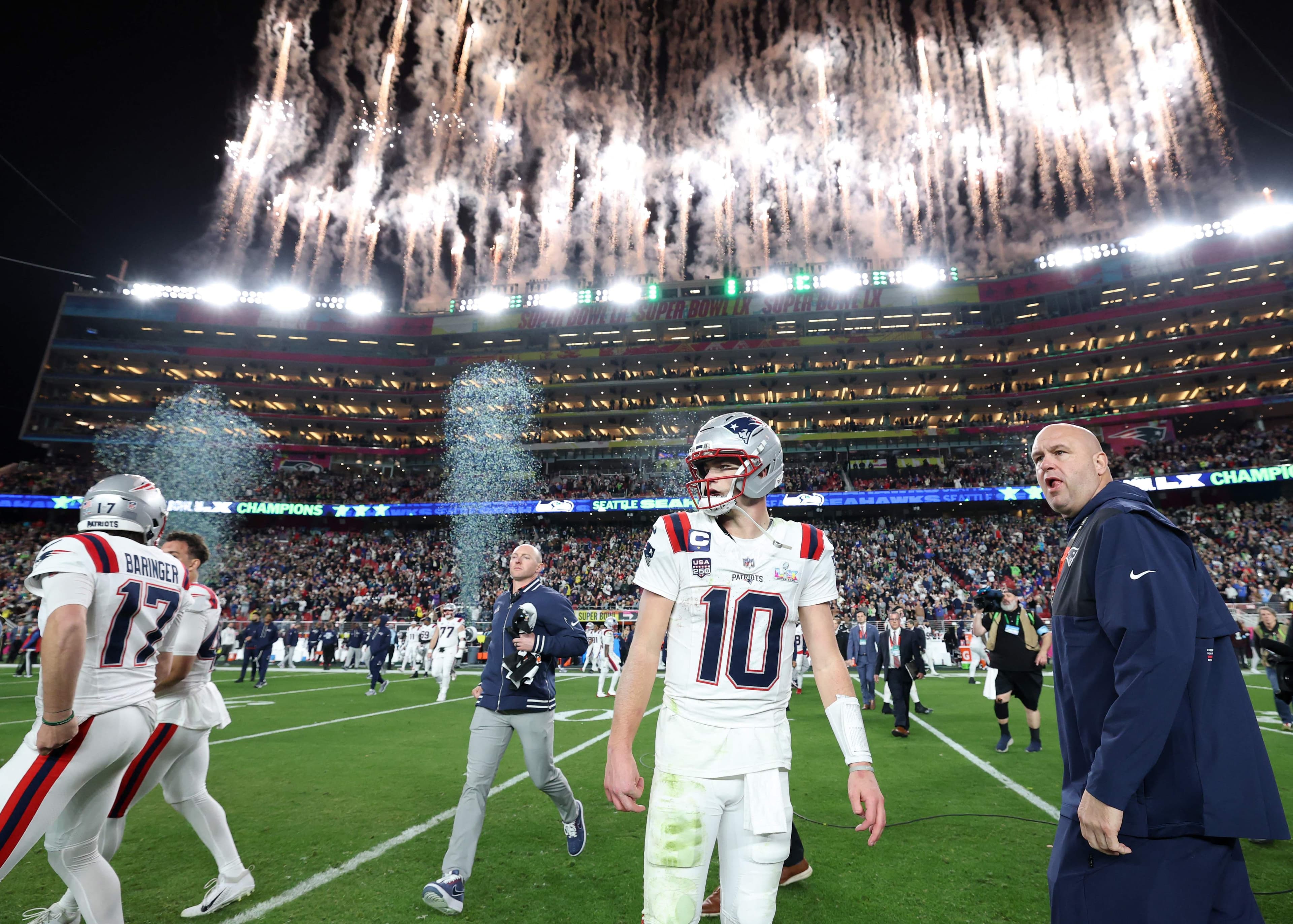 Pas facile pour le quart-arrière Drake Maye de quitter le terrain sous les feux d’artifice destinés aux Seahawks pour leur victoire contre les Patriots au Super Bowl.
