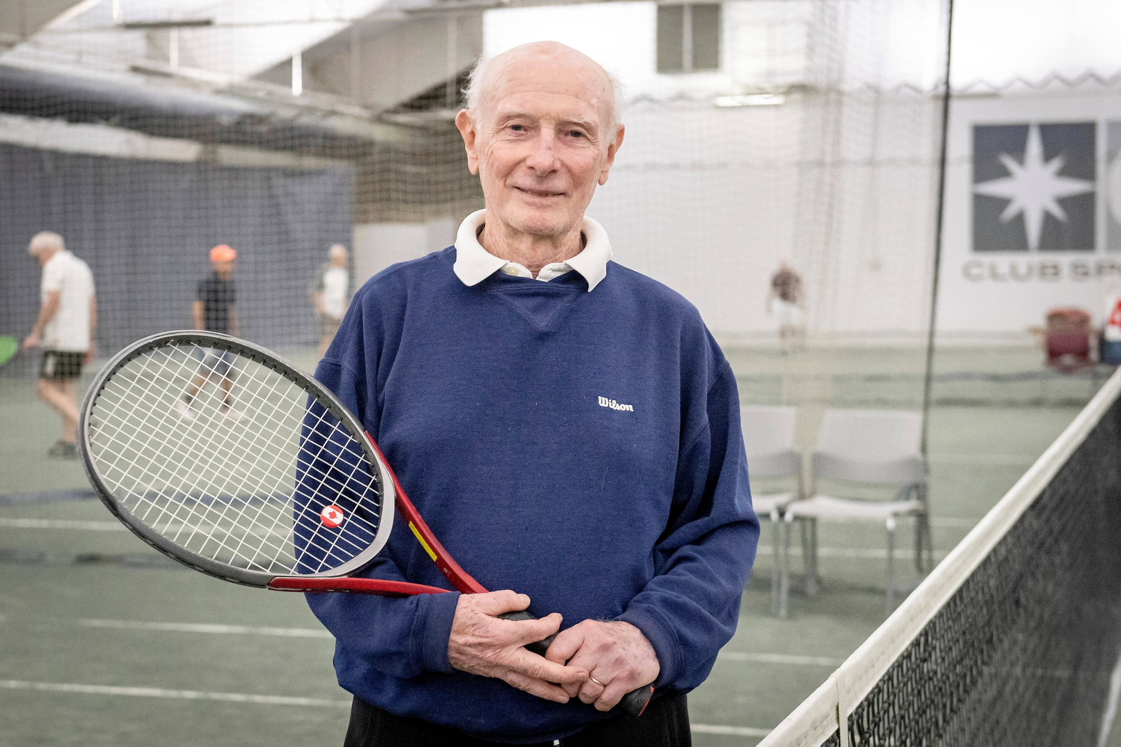 Jay Bochner, âgé de 85 ans, joue au tennis au Club Sportif Côte de Liesse, à Saint-Laurent.