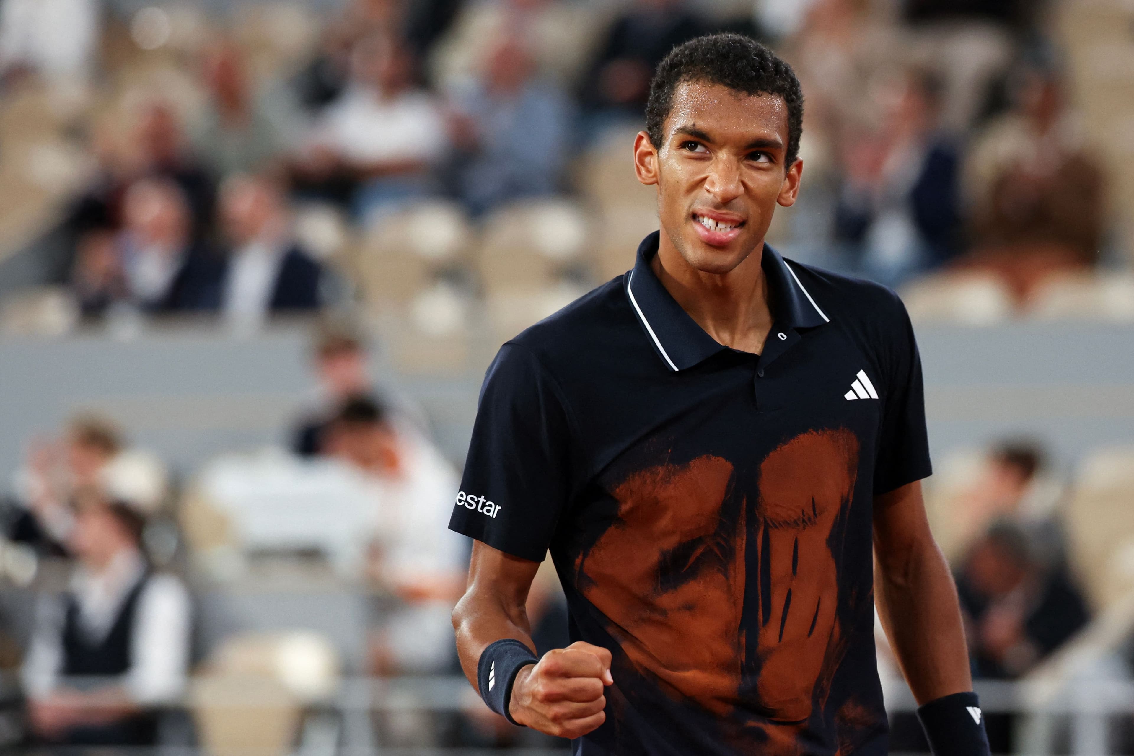 Félix Auger-Aliassime serre le poing après avoir remporté un échange contre Flavio Cobolli, en quarts de finale à Roland-Garros, mercredi dernier.