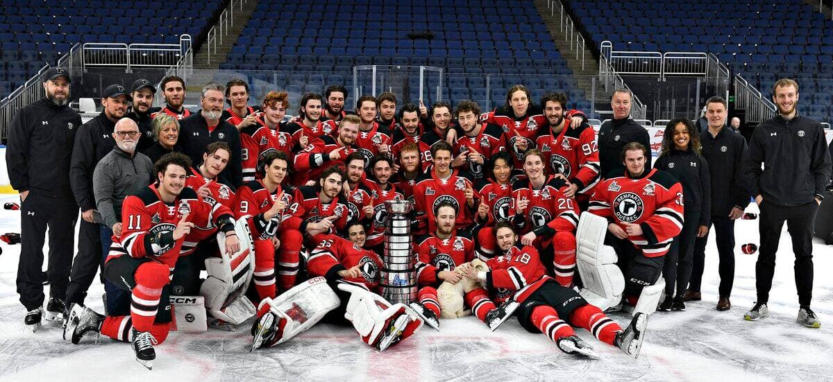 Après le dernier entraînement de la saison à Québec, les joueurs et le personnel des Remparts accompagnés de la mascotte Kobe ont revêtu leur uniforme de match avant le grand départ pour la Coupe Memorial qui débutera vendredi à Kamloops.