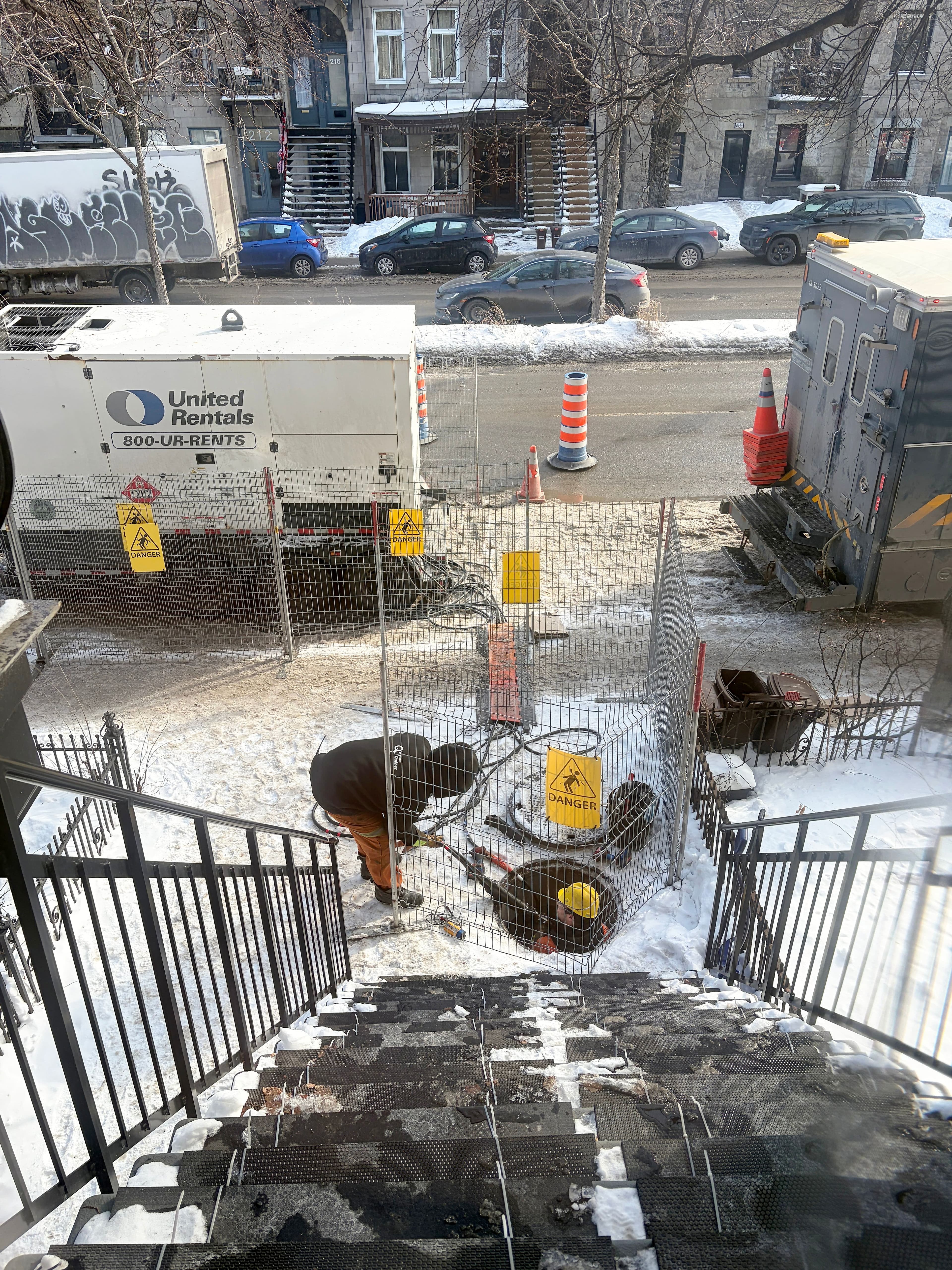 Des travailleurs s'affairent à brancher une génératrice lors d'une importante panne sur le boulevard Saint-Joseph à Montréal.