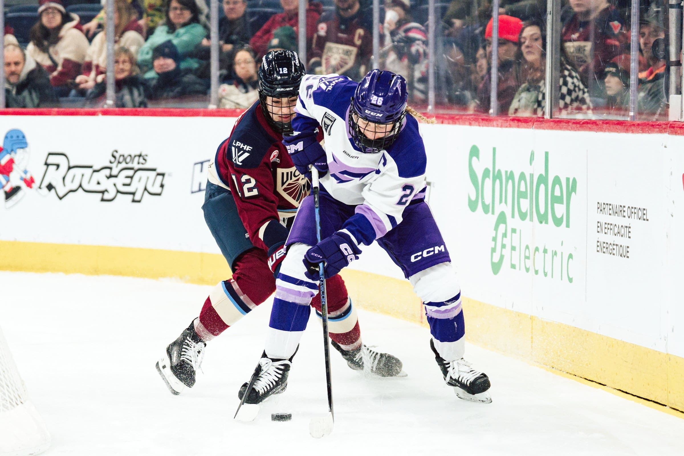 La capitaine du Frost du Minnesota, Kendall Coyne Schofield (à droite), et Tamara Giaquinto, de la Victoire de Montréal, en janvier, à la Place Bell de Laval.