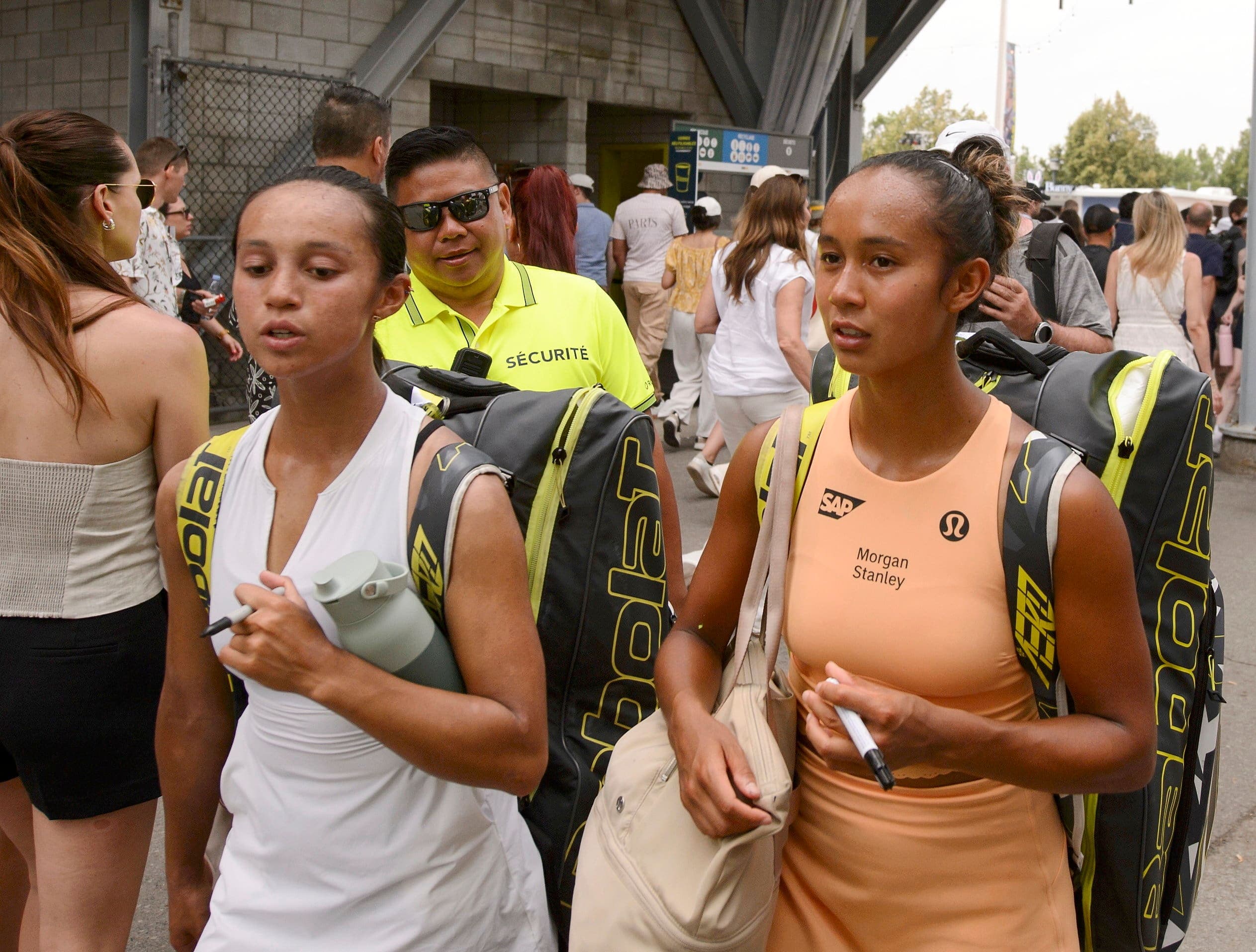 Bianca et Leylah Fernandez ont marché à travers la foule après avoir perdu leur match de premier tour en double, mercredi, à l’Omnium Banque Nationale de Montréal.