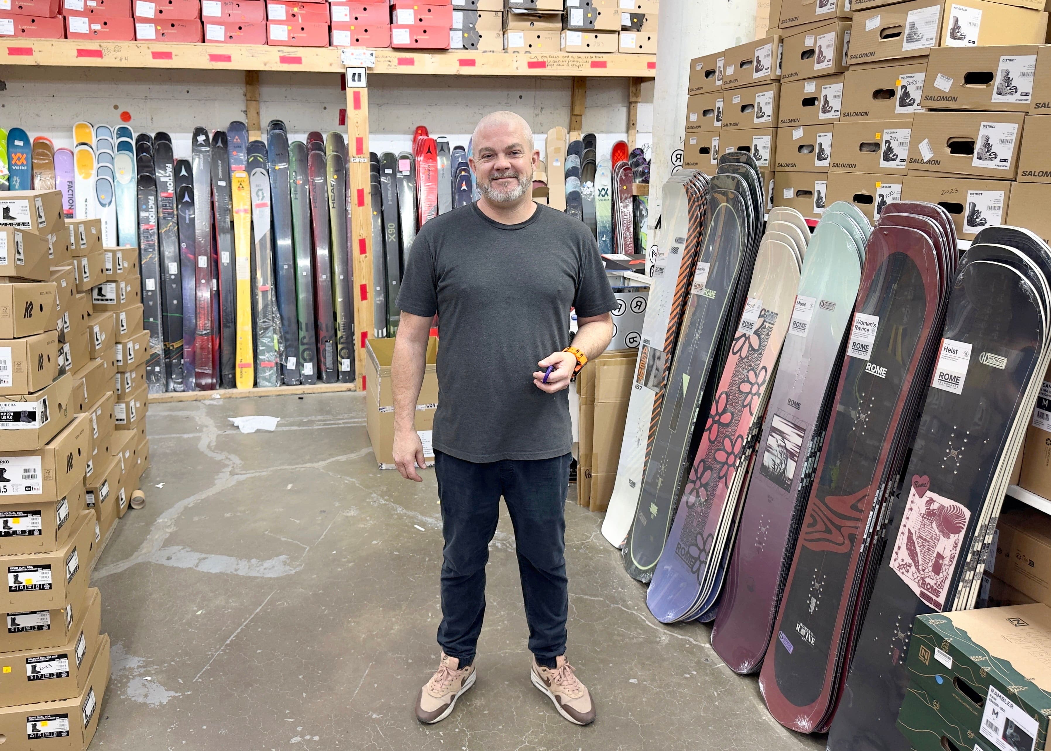 Selon Yan Boucher, gérant de la section skis et planches à neige à la Poubelle du ski, le prix de départ d’un ensemble neuf de skis-fixations-bottes est de 600$. La location, surtout pour un enfant en croissance, devient d’autant plus intéressante, dit-il.