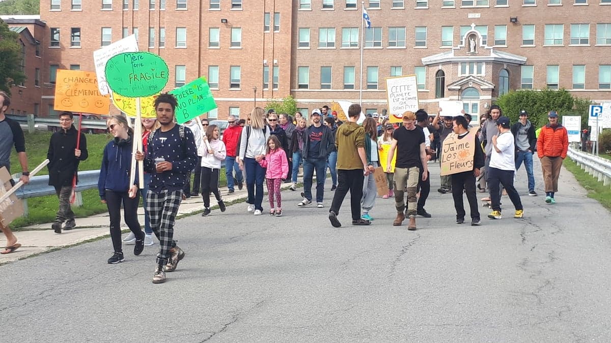 À Gaspé, une centaine d’étudiants ont manifesté dans le centre-ville en cette journée mondiale pour le climat.