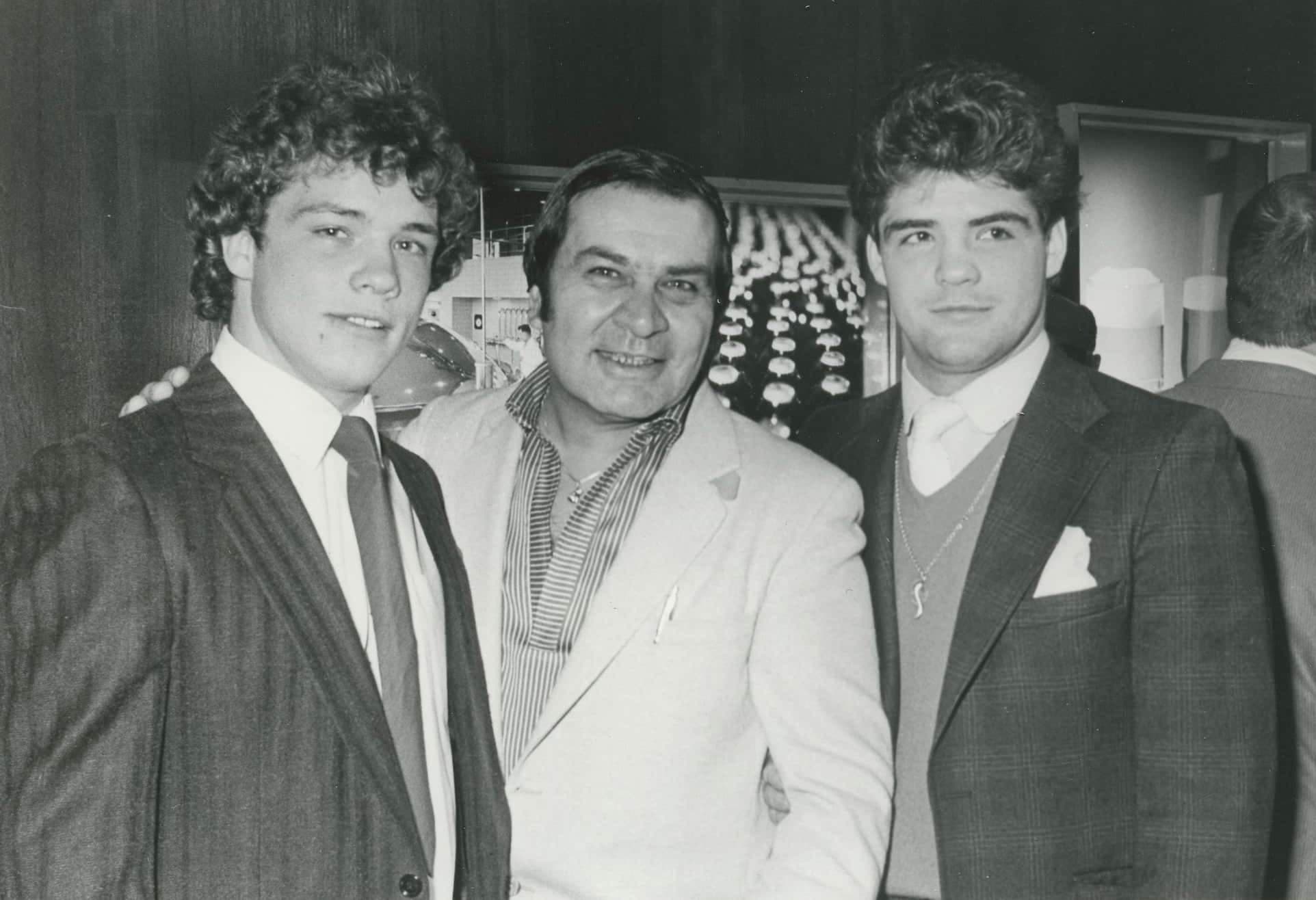 Régis Lévesque, promoteur de boxe, entouré de Matthew Hilton (à gauche) et d'Alex Hilton (à droite).