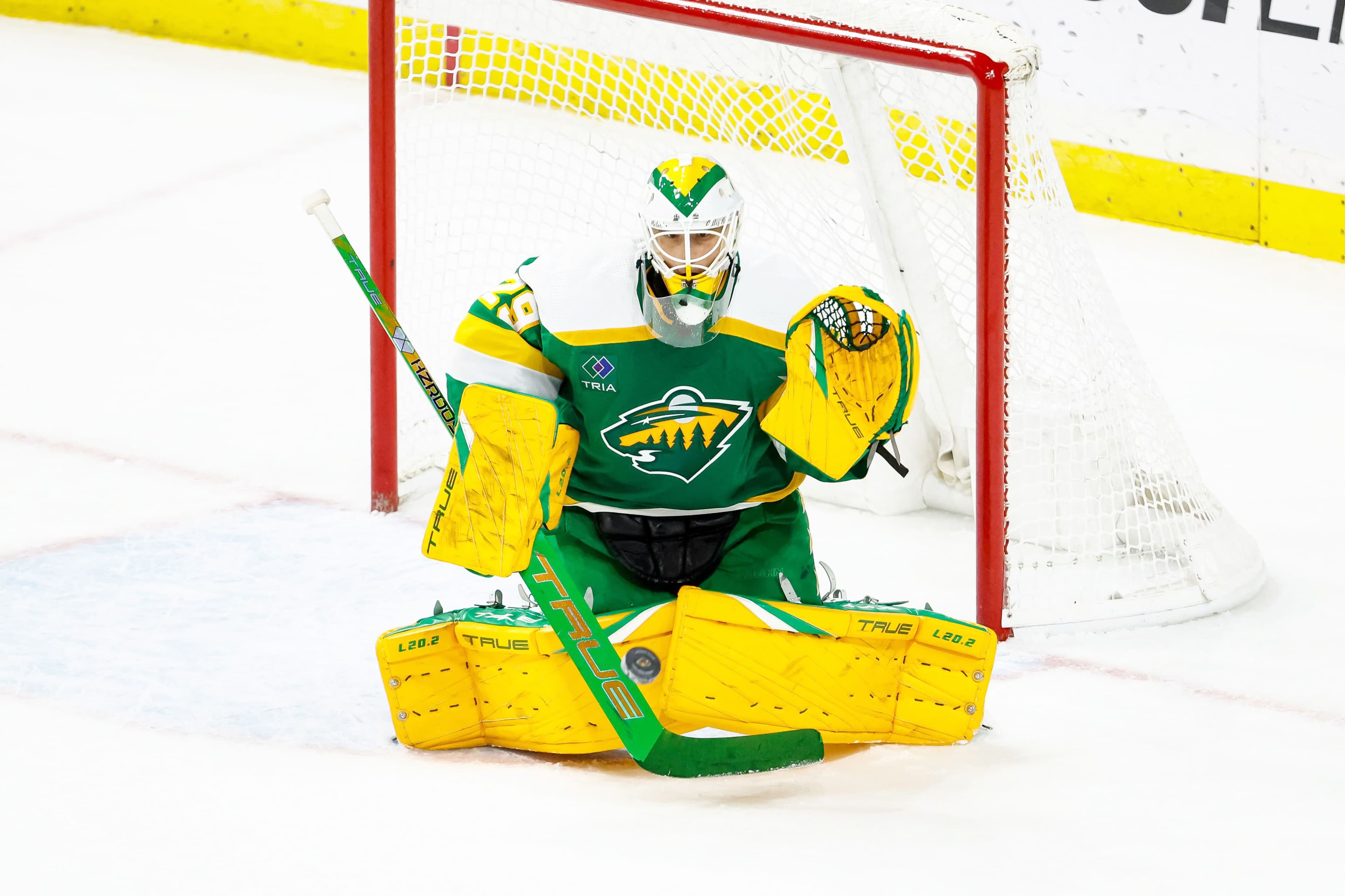 Marc-André Fleury bloque un tir dirigé vers son filet dans un match contre les Blackhawks, le 16 décembre dernier.