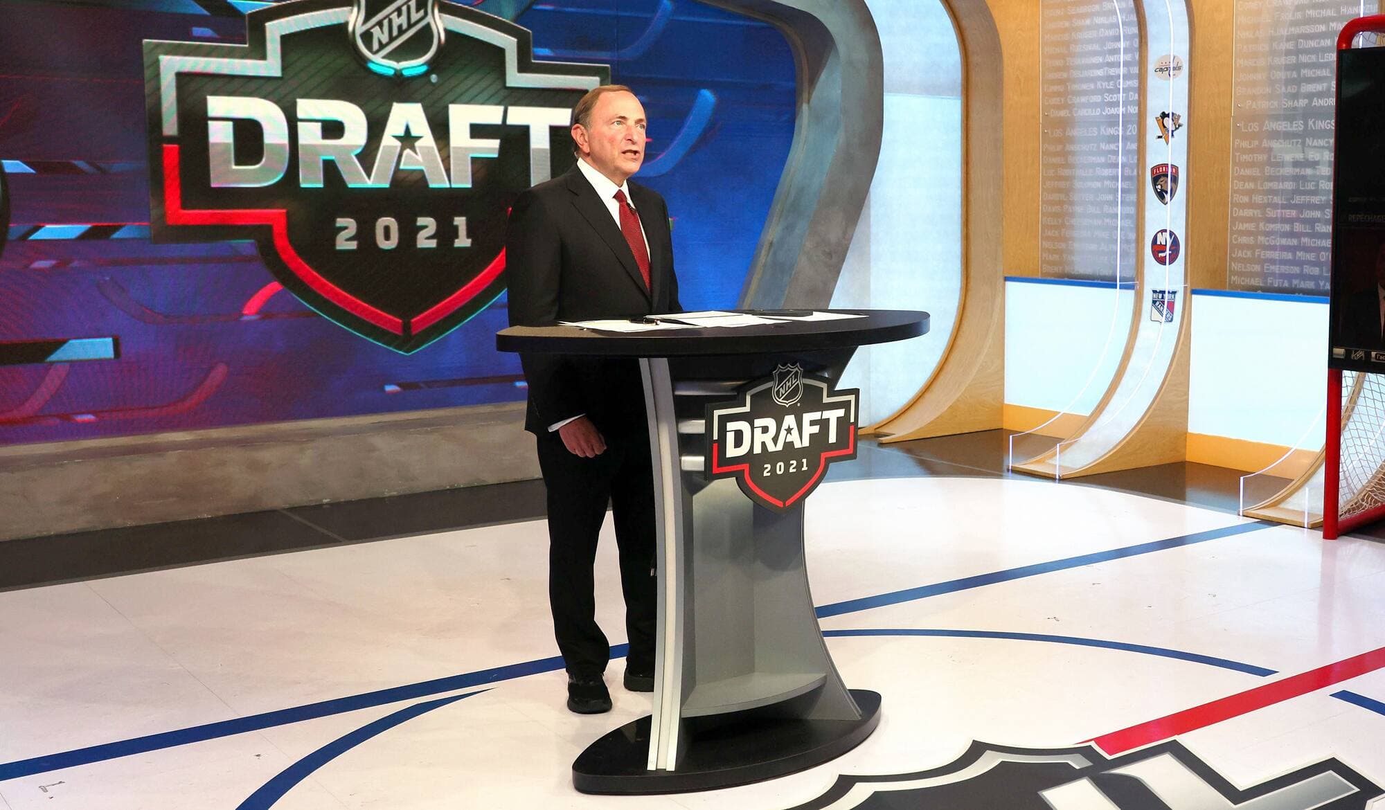 Le commissaire Gary Bettman, qui avait ouvert le dernier repêchage dans les studios de NFL Network, procédera à la loterie pour déterminer l’ordre de sélection, ce soir, avec son adjoint Bill Daly.