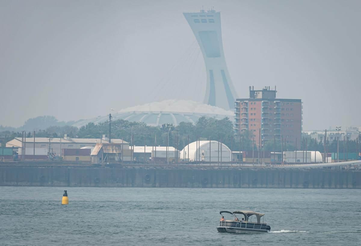 Il était possible d'apercevoir du smog sur le Stade Olympique lundi en journée.