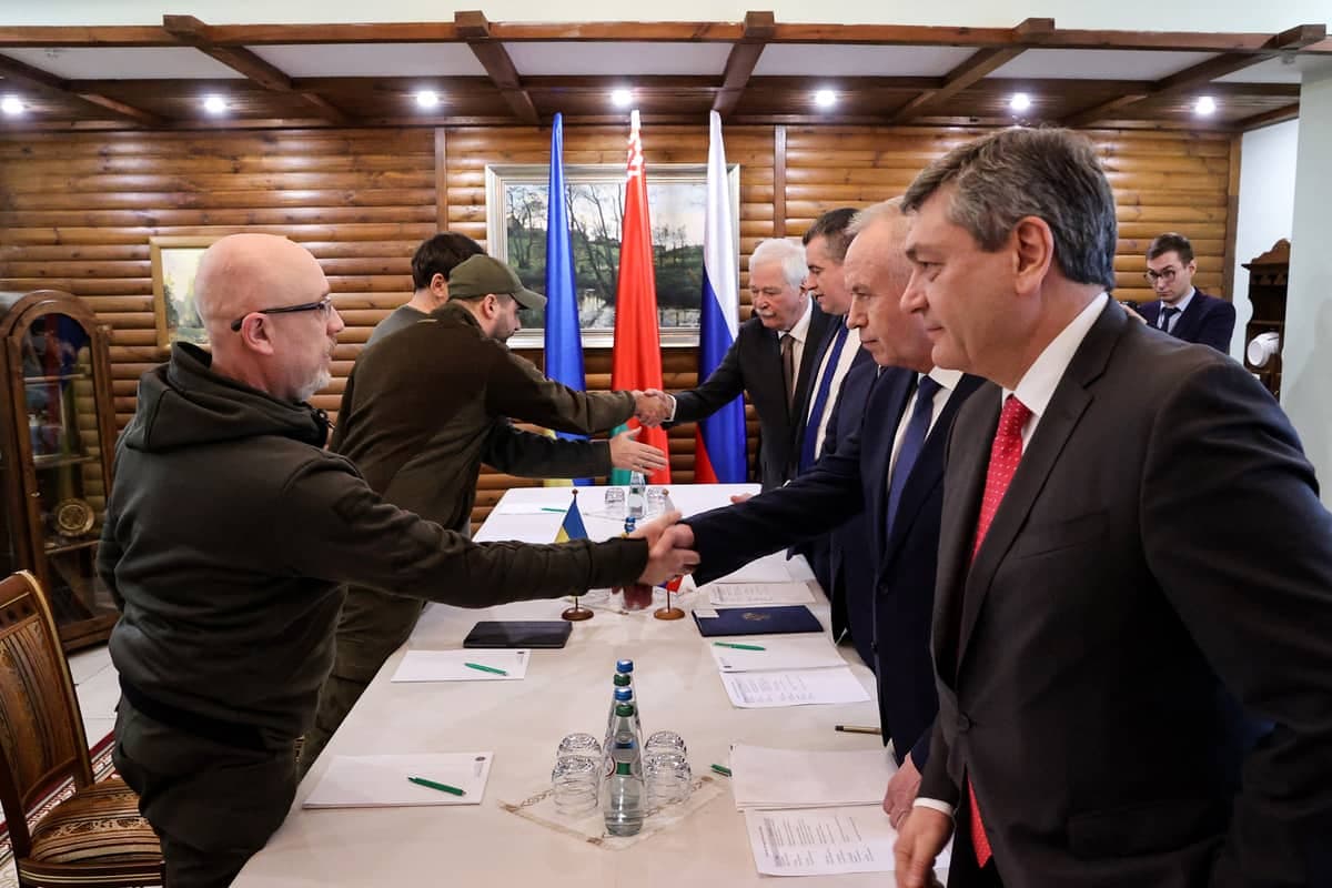 Les délégations ukrainienne et russe se sont entendues jeudi sur la mise en place d'un corridor humanitaire pour évacuer les civils des zones de bombardement.