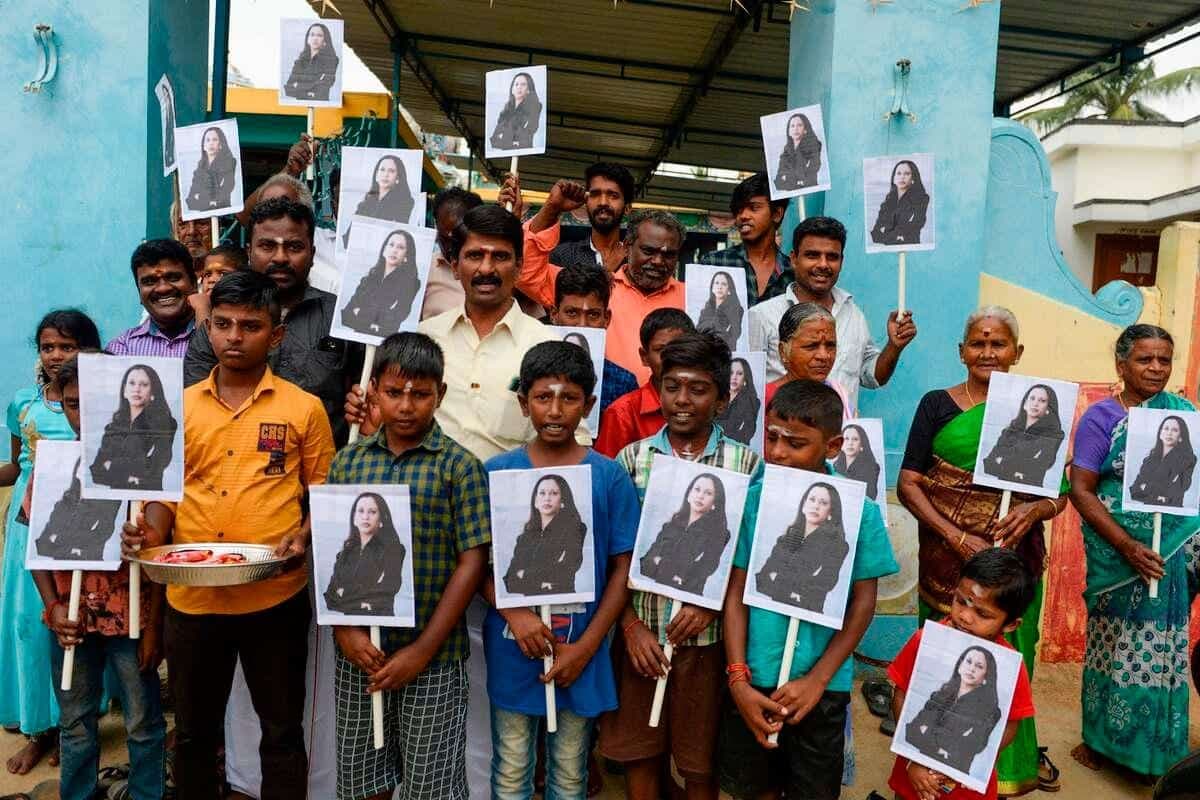Des villageois tenant la photo de Kamala Harris en Inde.