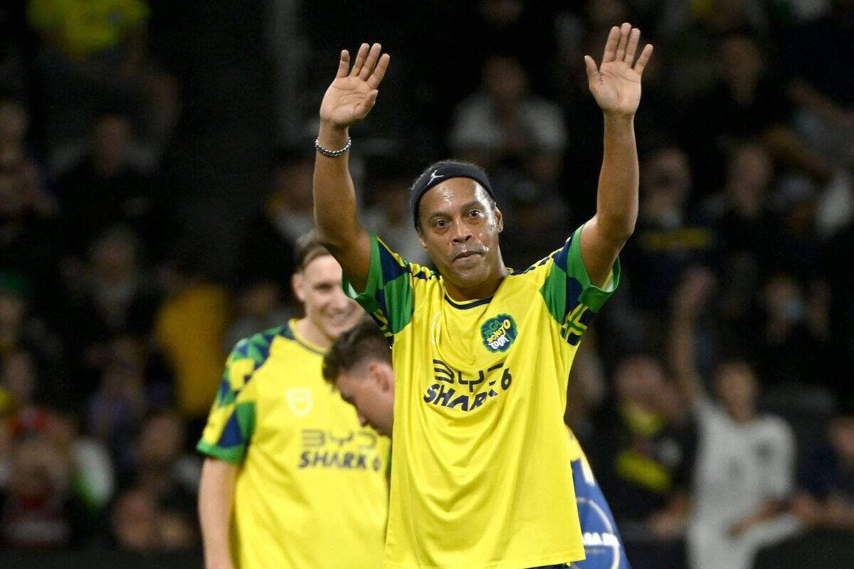 Ronaldinho salue la foule en quittant le terrain lors d’un match d’exhibition disputé l’an dernier.