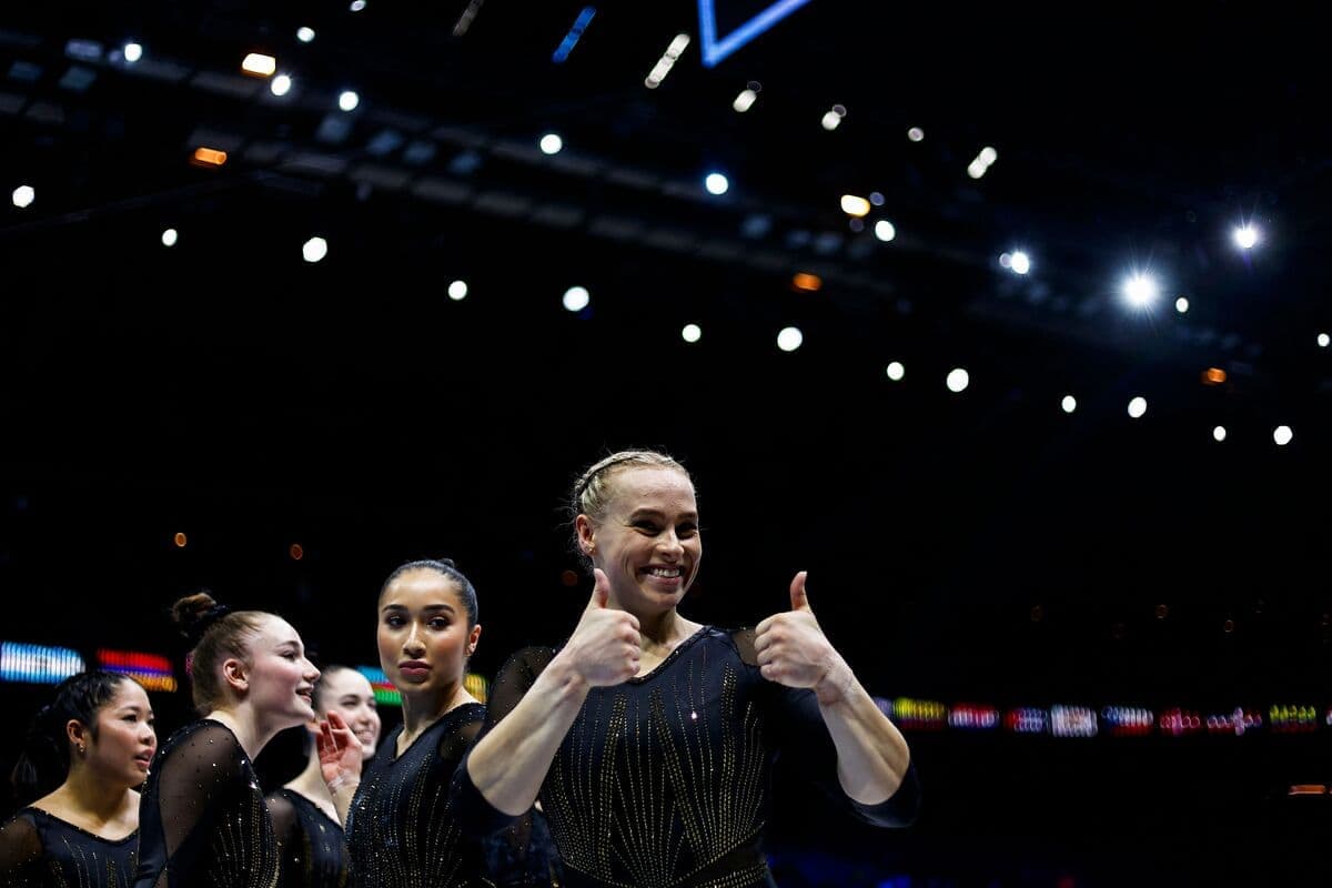 Cassie Lee, Frédérique Sgarbossa, Ava Stewart et Rose Woo posent derrière Elsabeth Black, qui venait de terminer une routine lors des qualifications aux Championnats du monde de gymnastique artistique, lundi dernier, en Belgique.