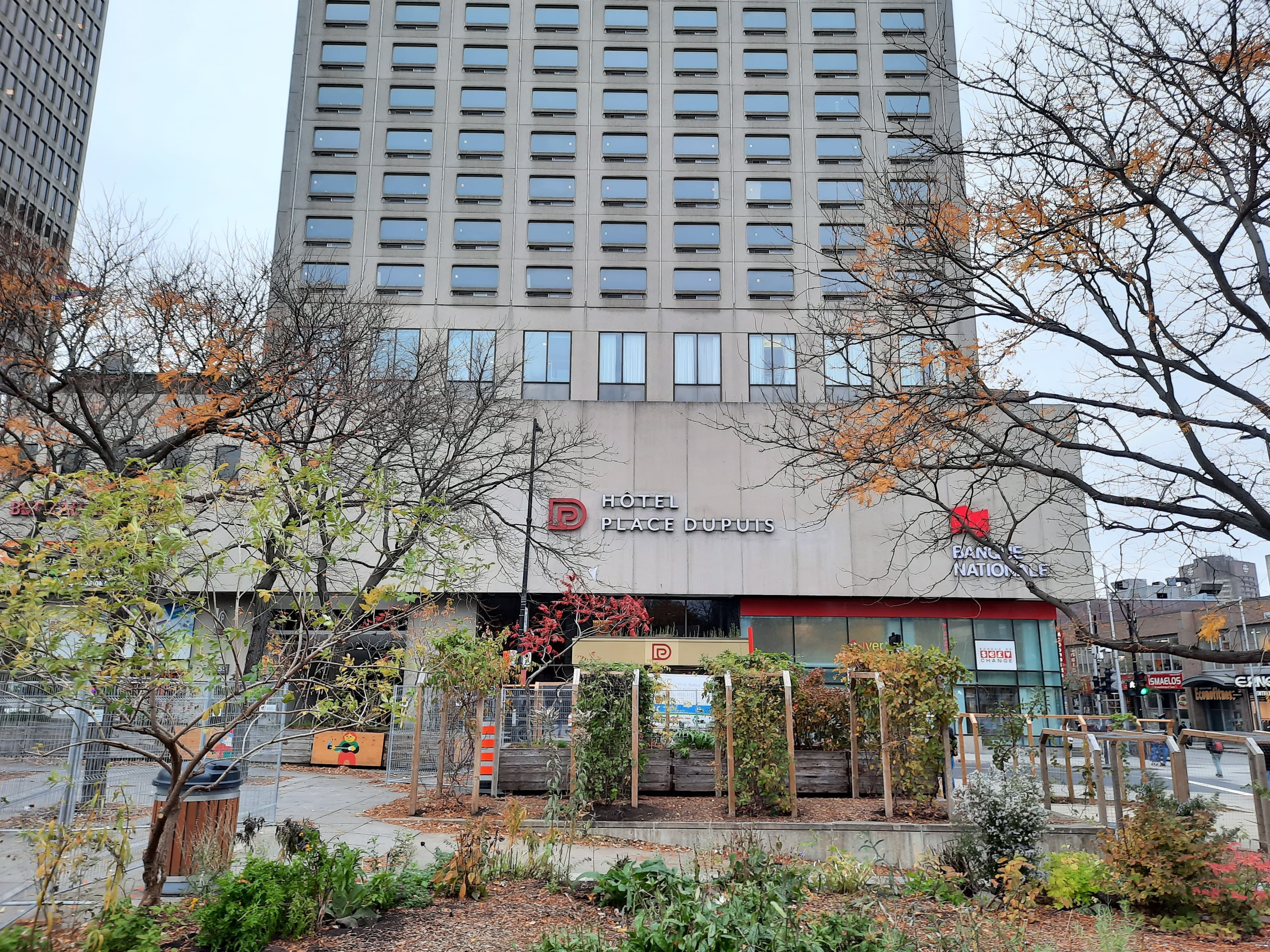 ’Hôtel Place Dupuis, au centre-ville de Montréal, sera mis converti de façon temporaire en refuge pour itinérant. L’endroit va compter 380 lits disponibles dès la première semaine de novembre jusqu’au 31 mars 2021. Photo prise le 29 octobre 2020.