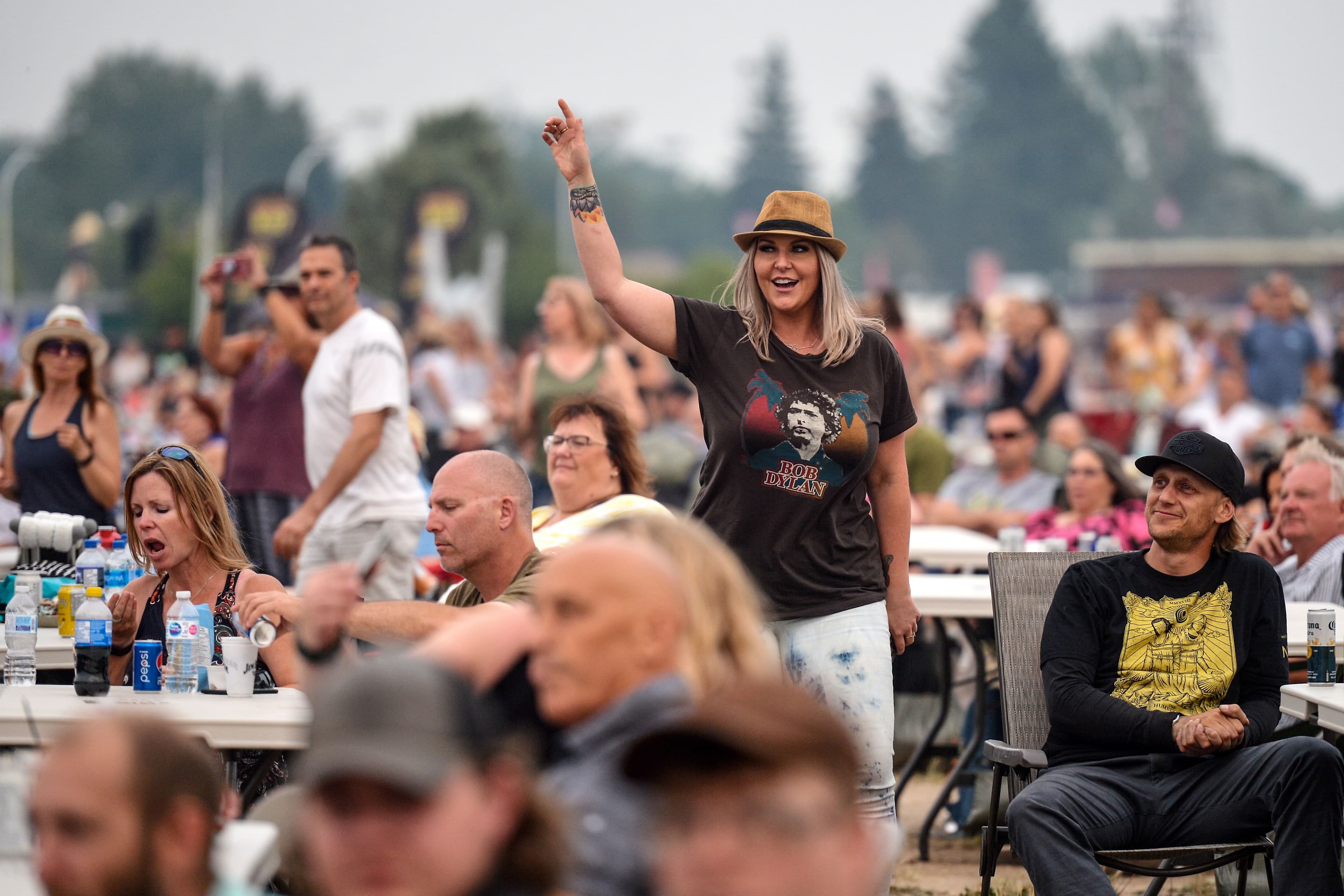 De nombreux spectateurs s’étaient rassemblés pour un concert du groupe Glass Tiger dans le cadre du Edmonton Rock Fest, à Edmonton, le 14 août. En Alberta, de nombreux citoyens vivent comme si le virus de la COVID-19 n’existait pas.