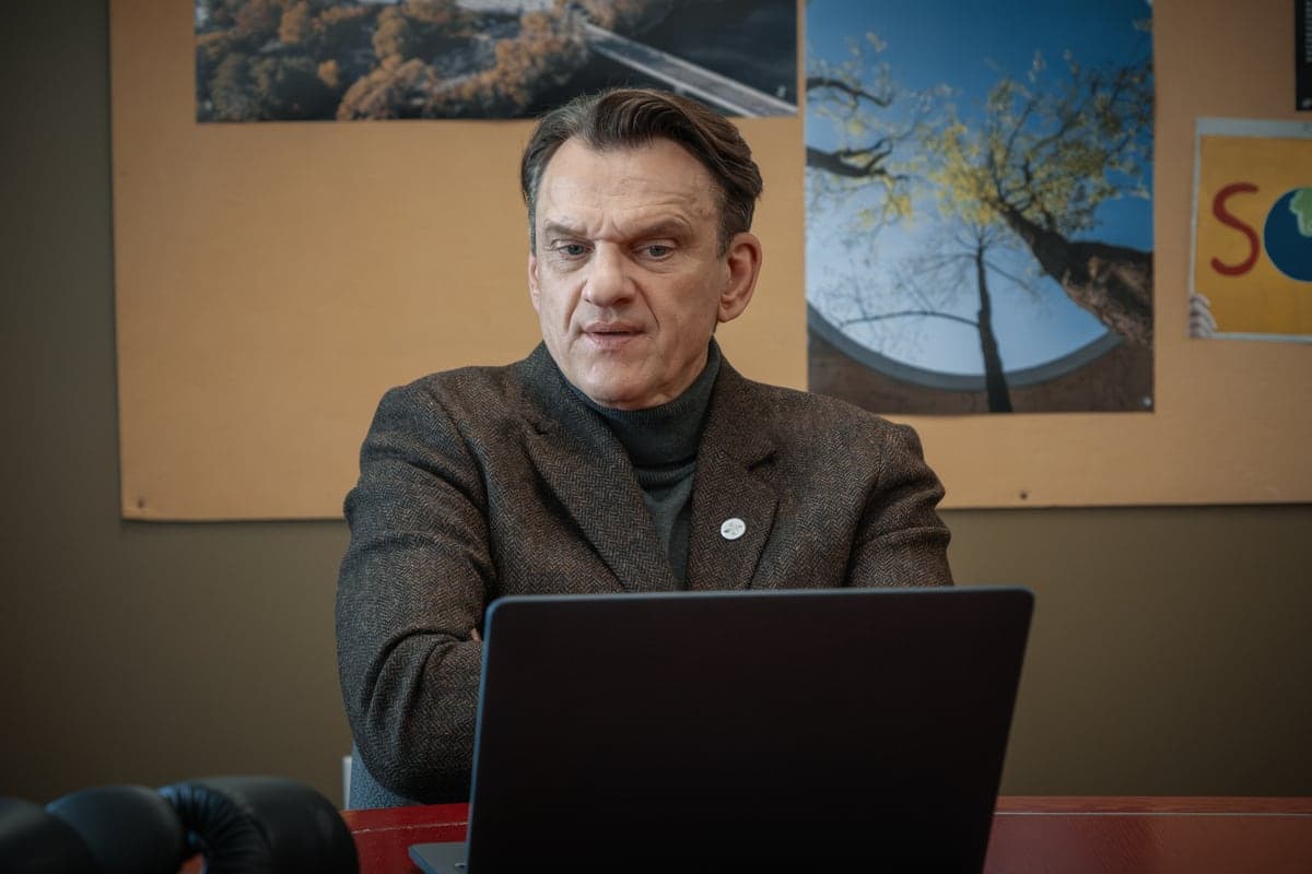 Alex Bisping dans une scène de la série policière «Alertes».