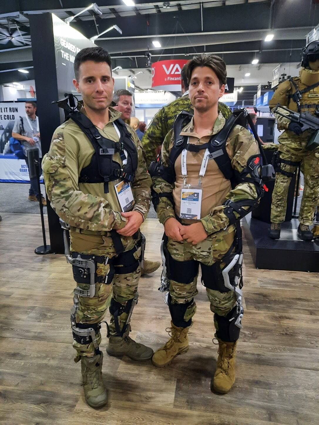Anthony Marcil et Etienne Lamoureux sont les concepteurs de l'exosquelette d'assistance musculaire qu'ils portaient au salon de l'industrie de la défense, CANSEC, à Ottawa.