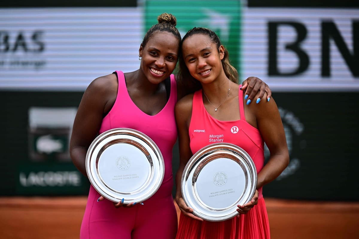 Taylor Townsend et Leylah Annie Fernandez posent après leur défaite en finale du double féminin, à Paris, dimanche.