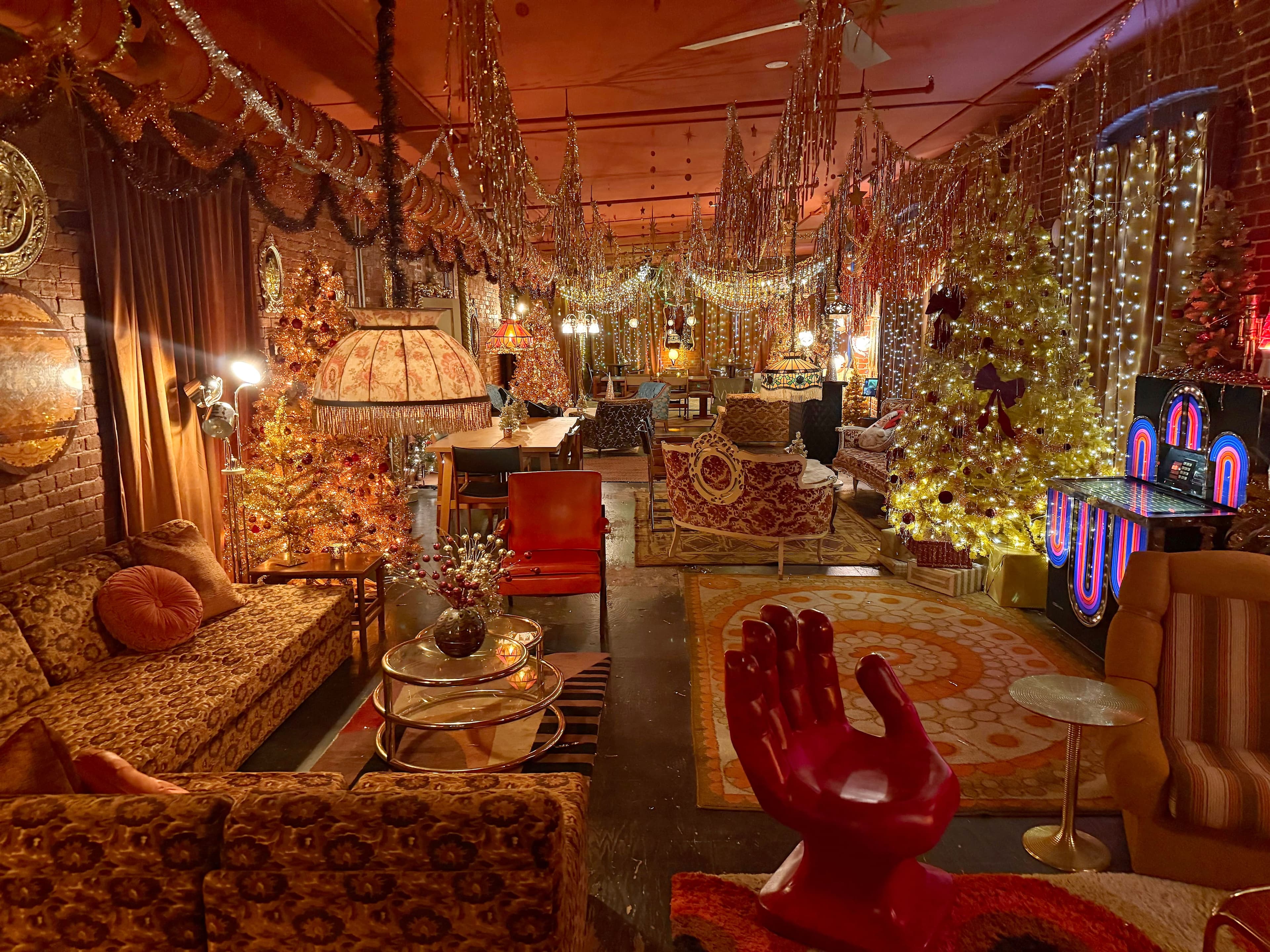 Des décorateurs de cinéma au chômage forcé en raison des tarifs de Donald Trump se sont consacrés à créer ce bar caché de Noël, le Santa Club, à Griffintown.