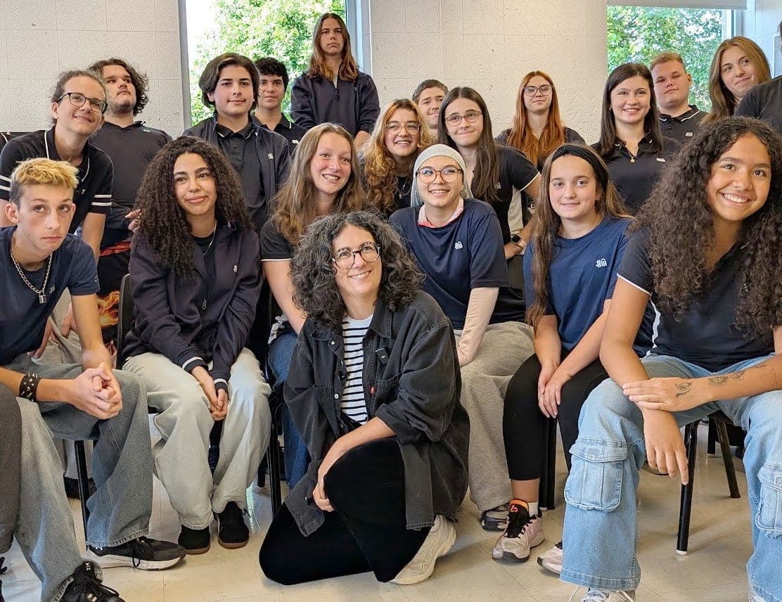 Alexandra Stréliski est allée rencontrer des élèves de l’école secondaire Honoré-Mercier, à Montréal, dans le contexte de L’Adisq à l’école.