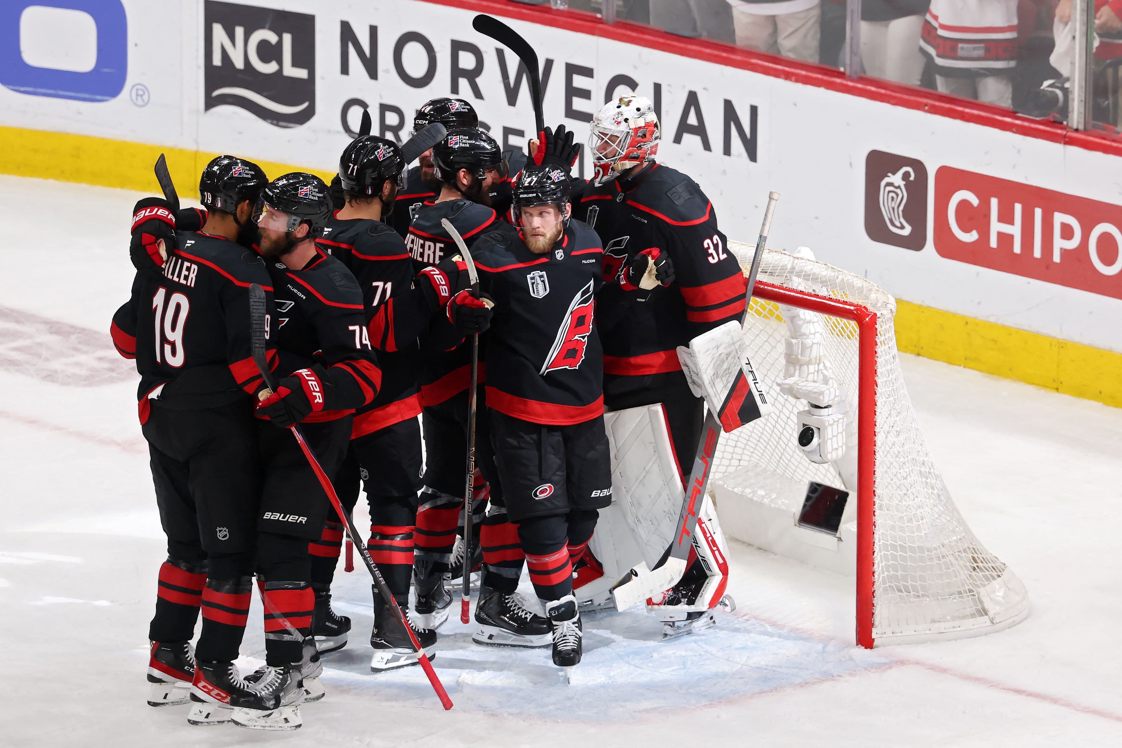 En battant les Golden Knights, jeudi à Raleigh, les Hurricanes se sont approchés à une victoire de gagner la Coupe Stanley.