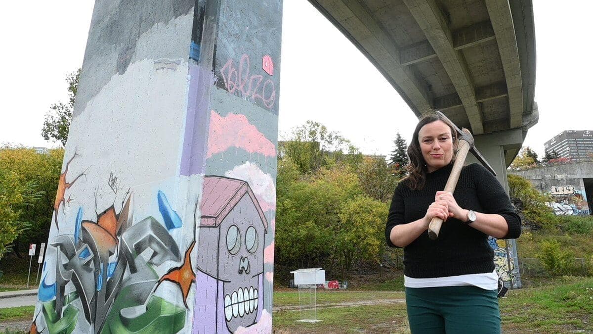 Transition Québec souhaite convaincre le ministère des Transports de démanteler les bretelles de l'autoroute Dufferin-Montmonrecy dans Saint-Roch. La chef Jackie Smith était pour l'occasion munie d'une pioche lors de l'annonce lundi matin.