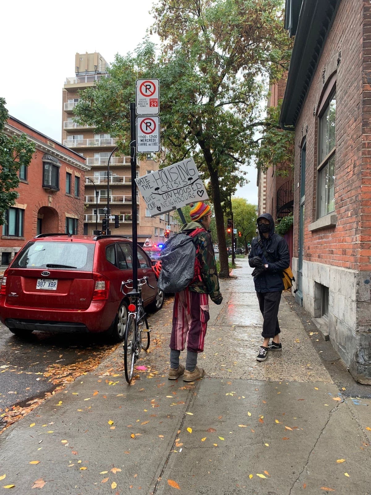 Une centaine de résidents du quartier Milton Parc ont bravé la pluie pour manifester contre la hausse d’itinérance dans leur secteur, qu’il souhaite «revitalisé». ICI : Léandre, un contre manifestant. LE 2 OCT 2021. Photos Geneviève Abran/24 Heures