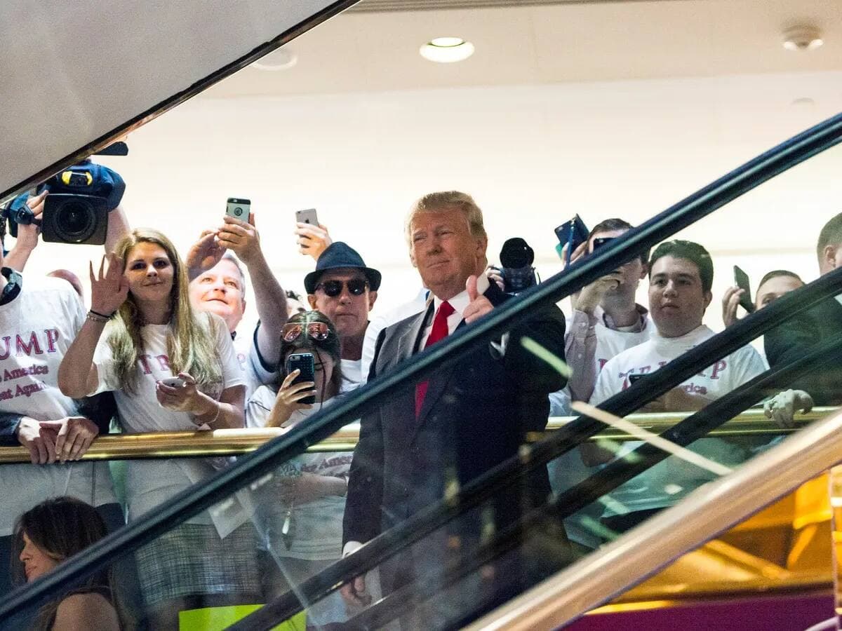 Donald Trump descend un escalier mécanique de la Trump Tower pour annoncer sa candidature à la présidence des États-Unis le 16 juin 2015.