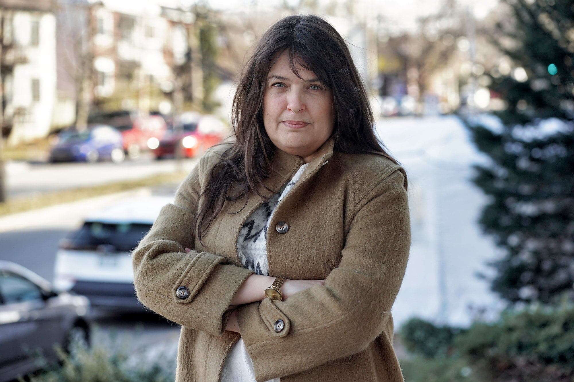 À 50 ans, Catherine Lesieur prend des cours de conduite pour rejoindre les rangs des automoblistes tellement le service d'autobus entre régions s'est dégradé.