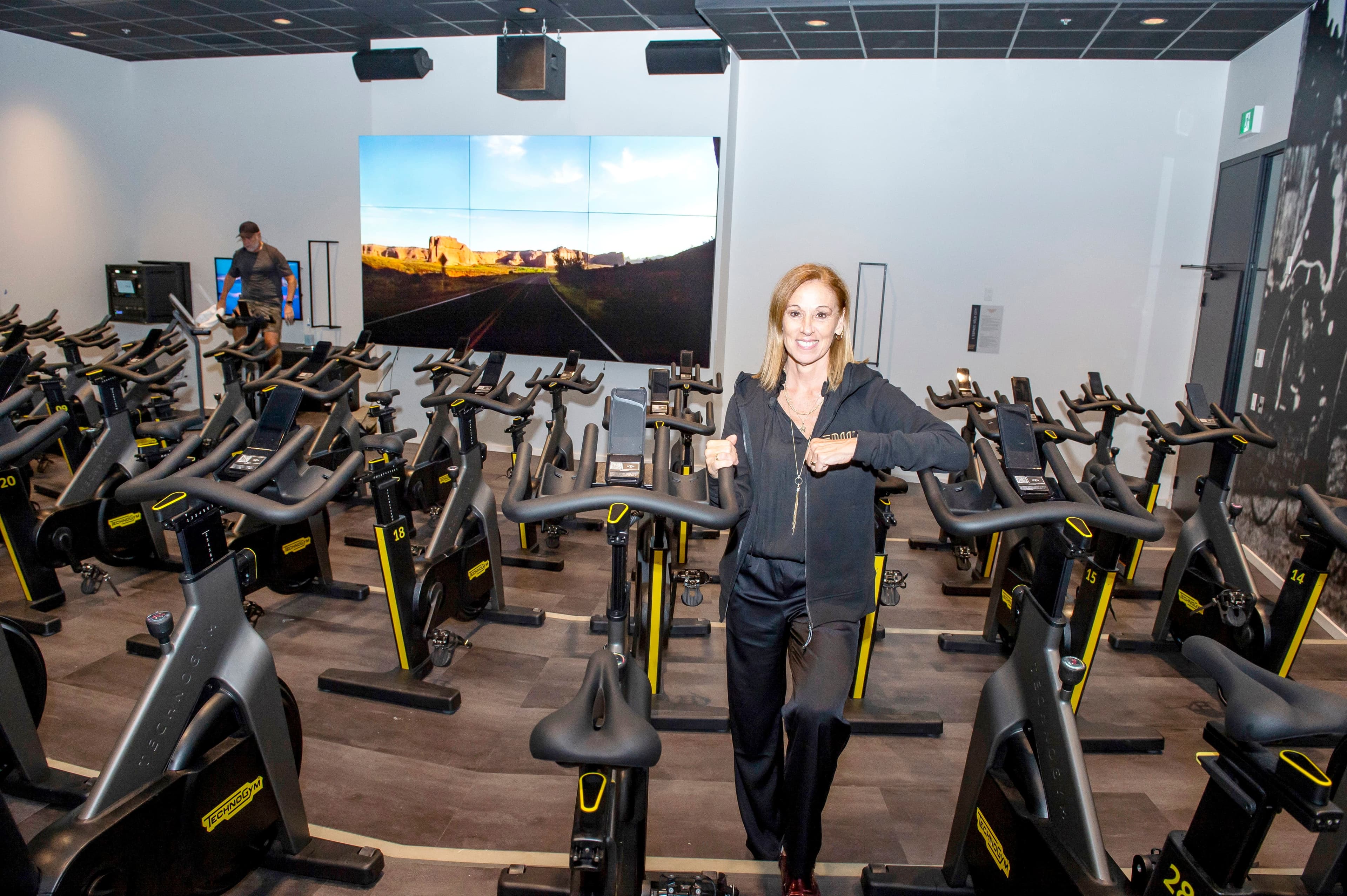 Nathalie Lambert, directrice des programmes sportifs et des communications du Club Sportif MAA, pose dans la salle de spinning.