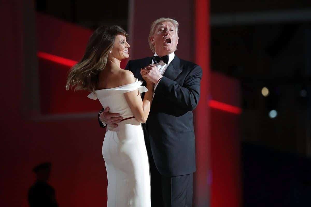 Donald Trump chante «My Way»en dansant avec Melania Trump durant le bal d'inauguration le 20 janvier 2017 à Washington, DC.