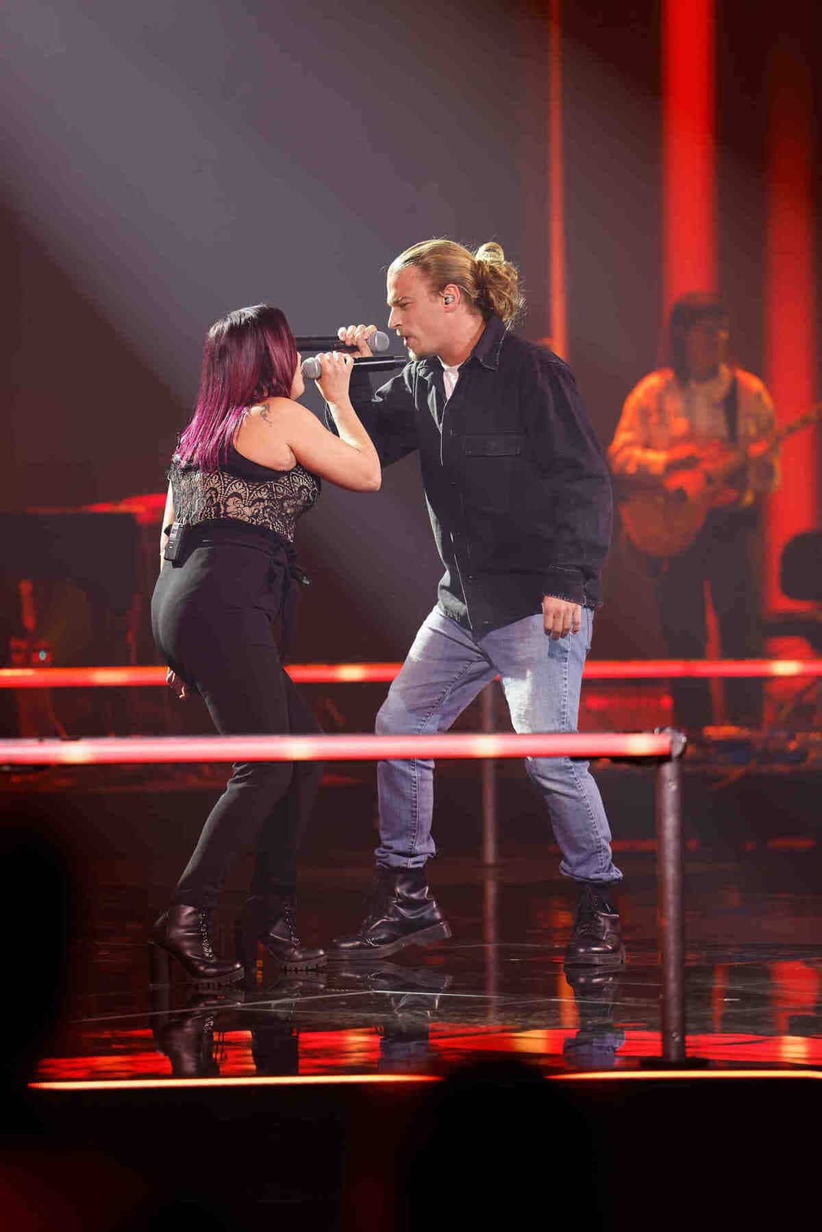 Cathy Vallières et Dan Daraîche pendant leur duel dans le 6e épisode de la 10e saison de «La Voix».